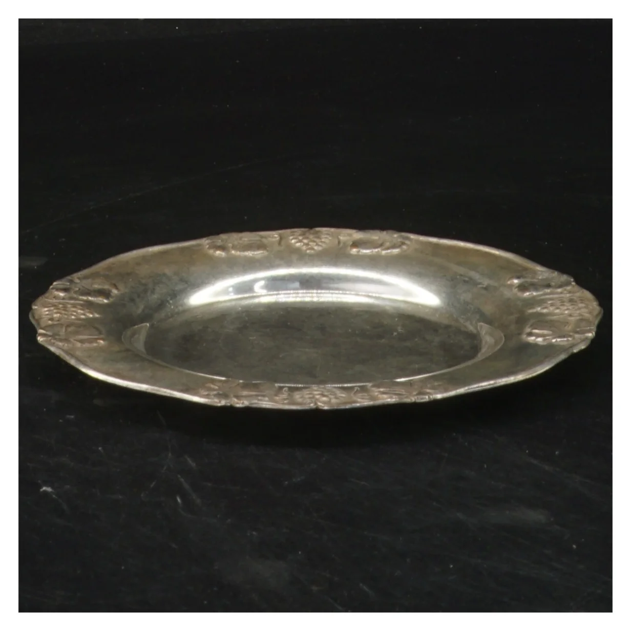 Dekorativ tallerken med druemotiver (str. Ø 13 cm)