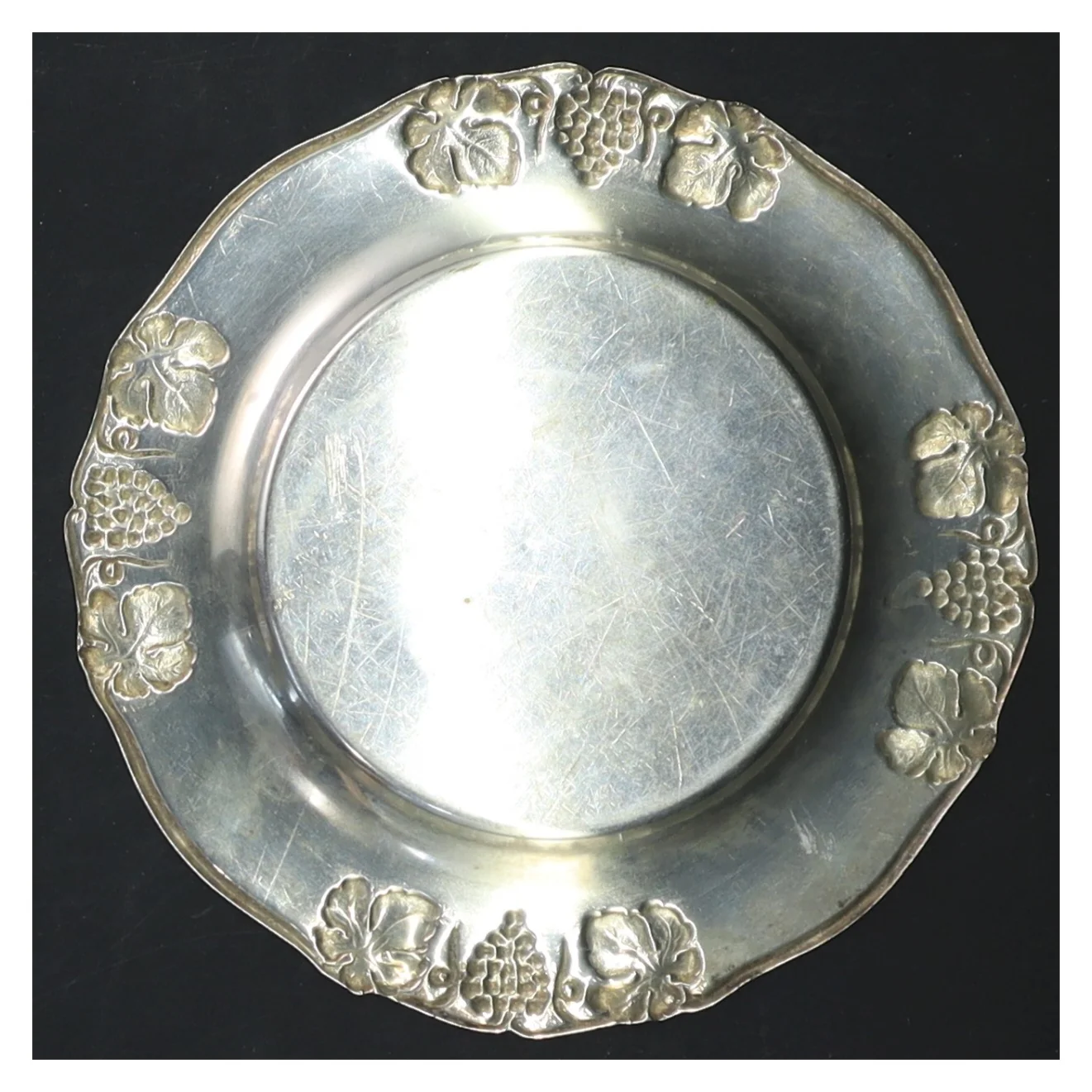 Dekorativ tallerken med druemotiver (str. Ø 13 cm)