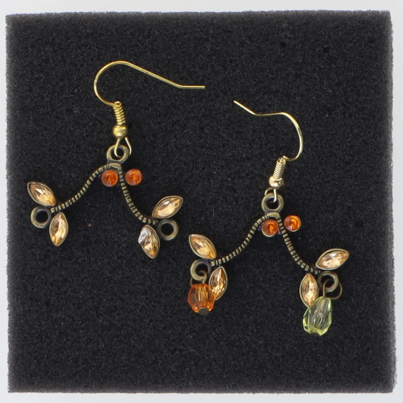 Øreringe med gyldne detaljer og farvede sten (str. 3 cm)