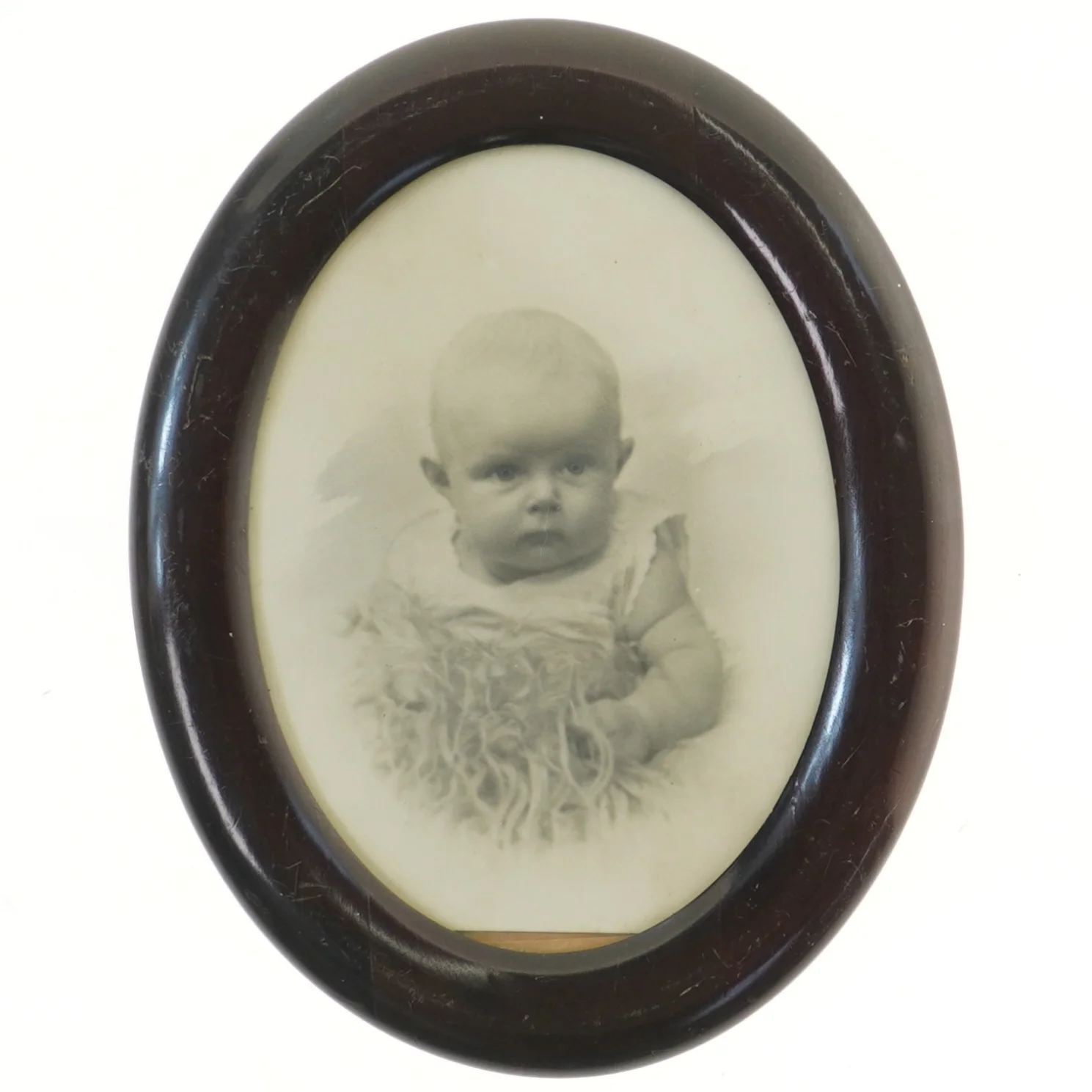 Oval ramme med portr&aelig;t (str. 30,5x24 cm)