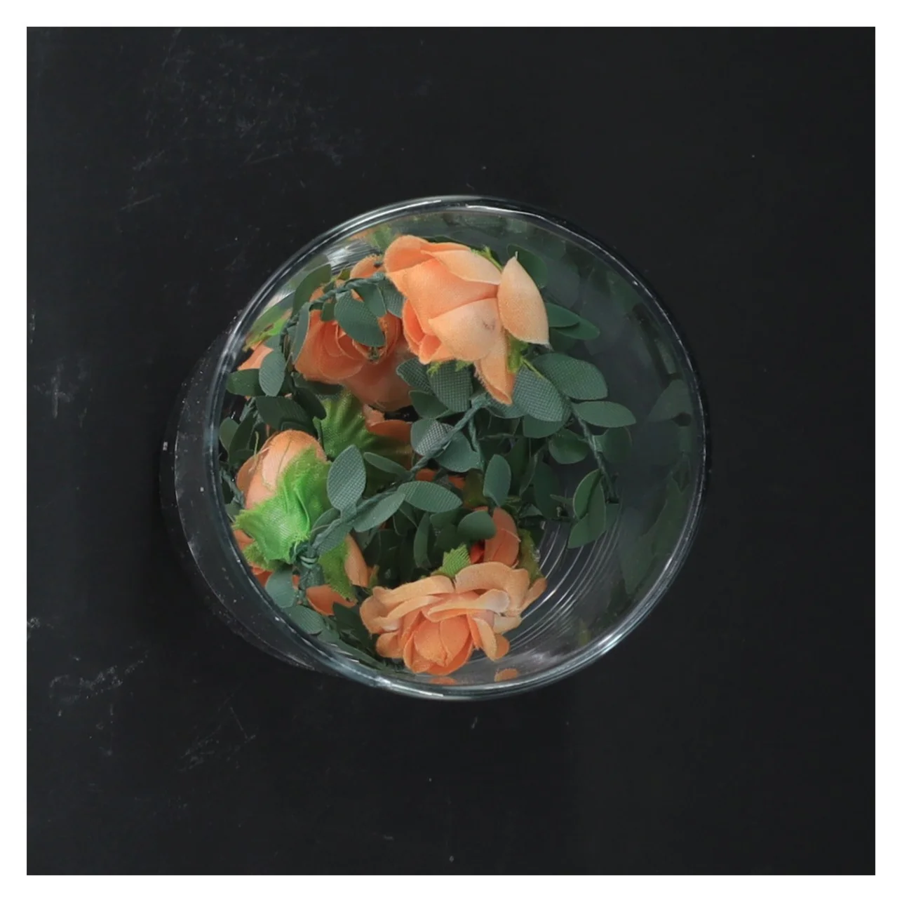 Glasvase med kunstige blomster og fyrfadslys (str. 15 cm)