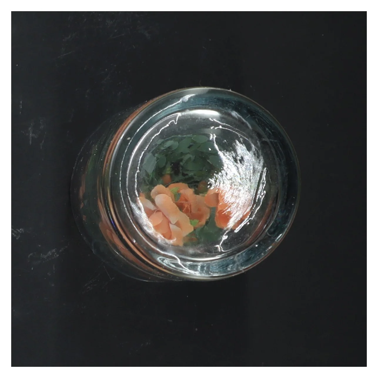 Glasvase med kunstige blomster og fyrfadslys (str. 15 cm)