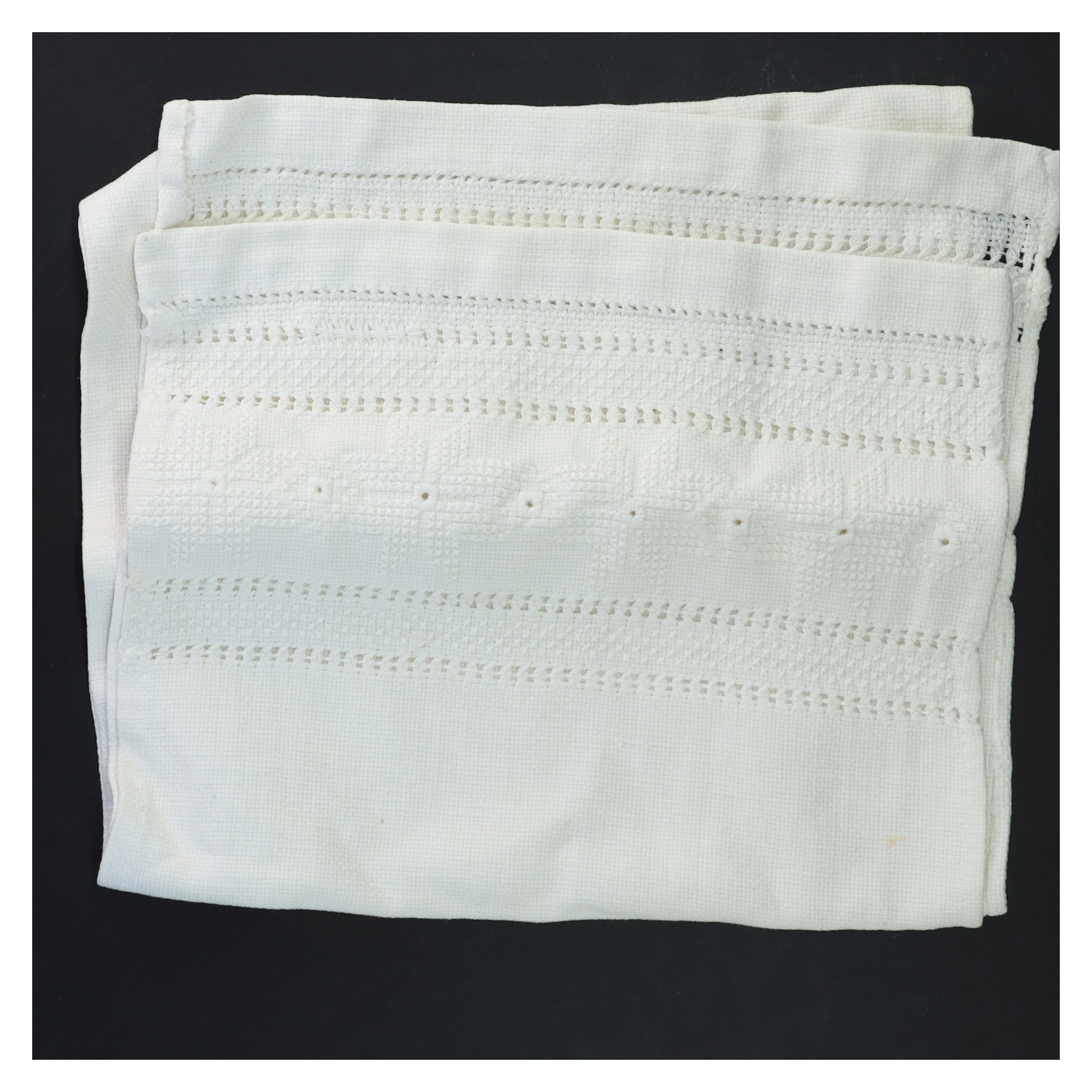 Hvid bordløber med mønster (str. 26x90 cm)