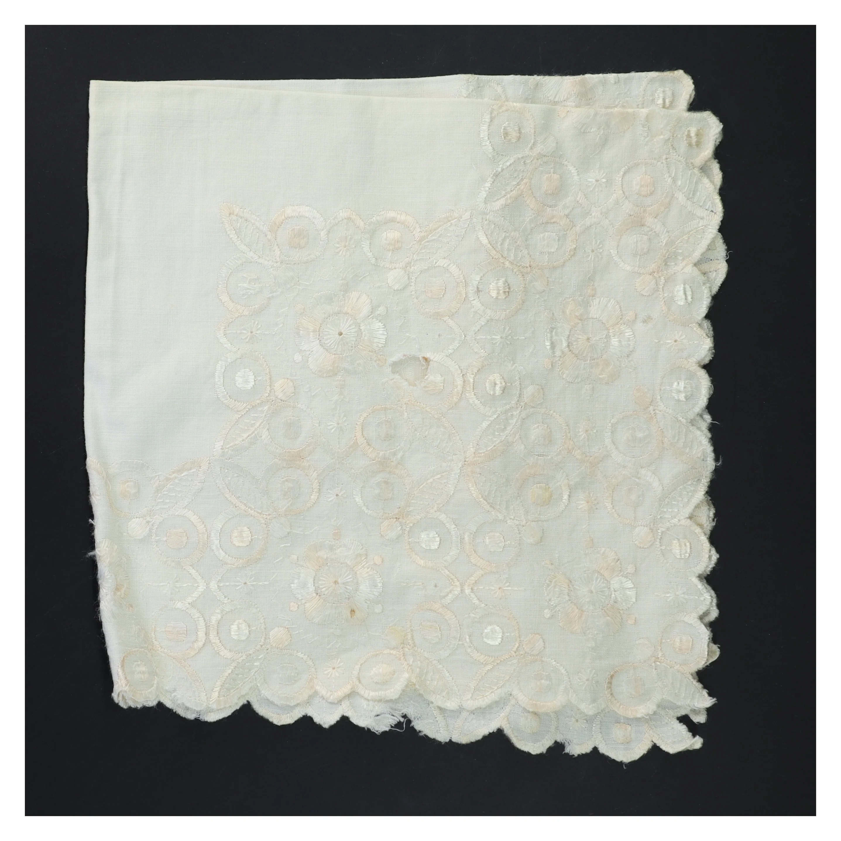 Broderet kl&aelig;de med blomsterm&oslash;nster (str. 49x49 cm)