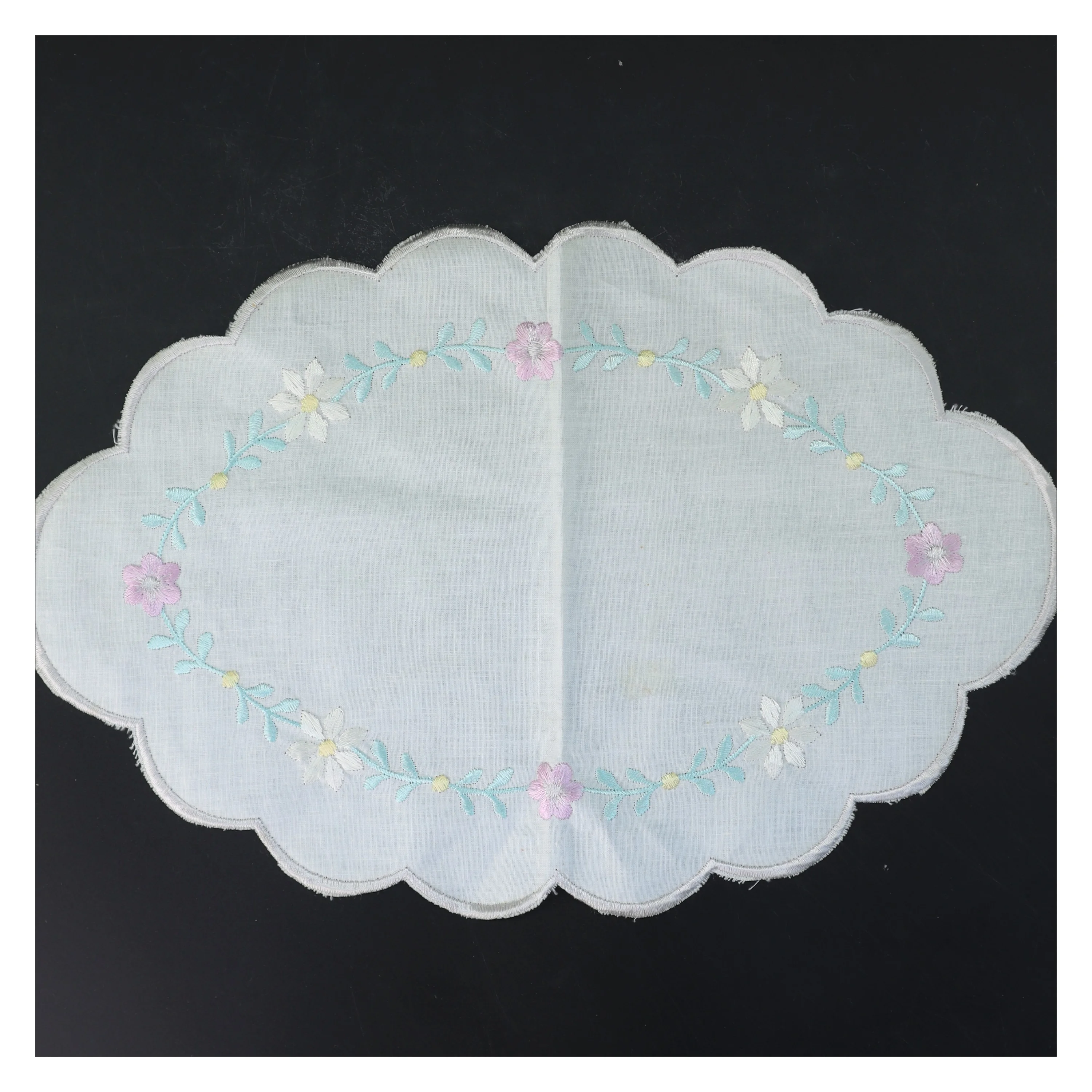 Bordl&oslash;ber med blomsterbroderi (str. 36x23,5 cm)