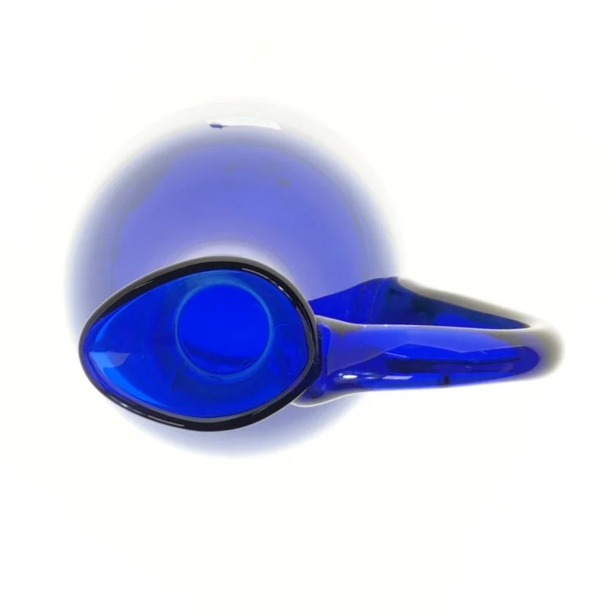 Blå glas kande fra Bergdala (str. 30,5 cm)