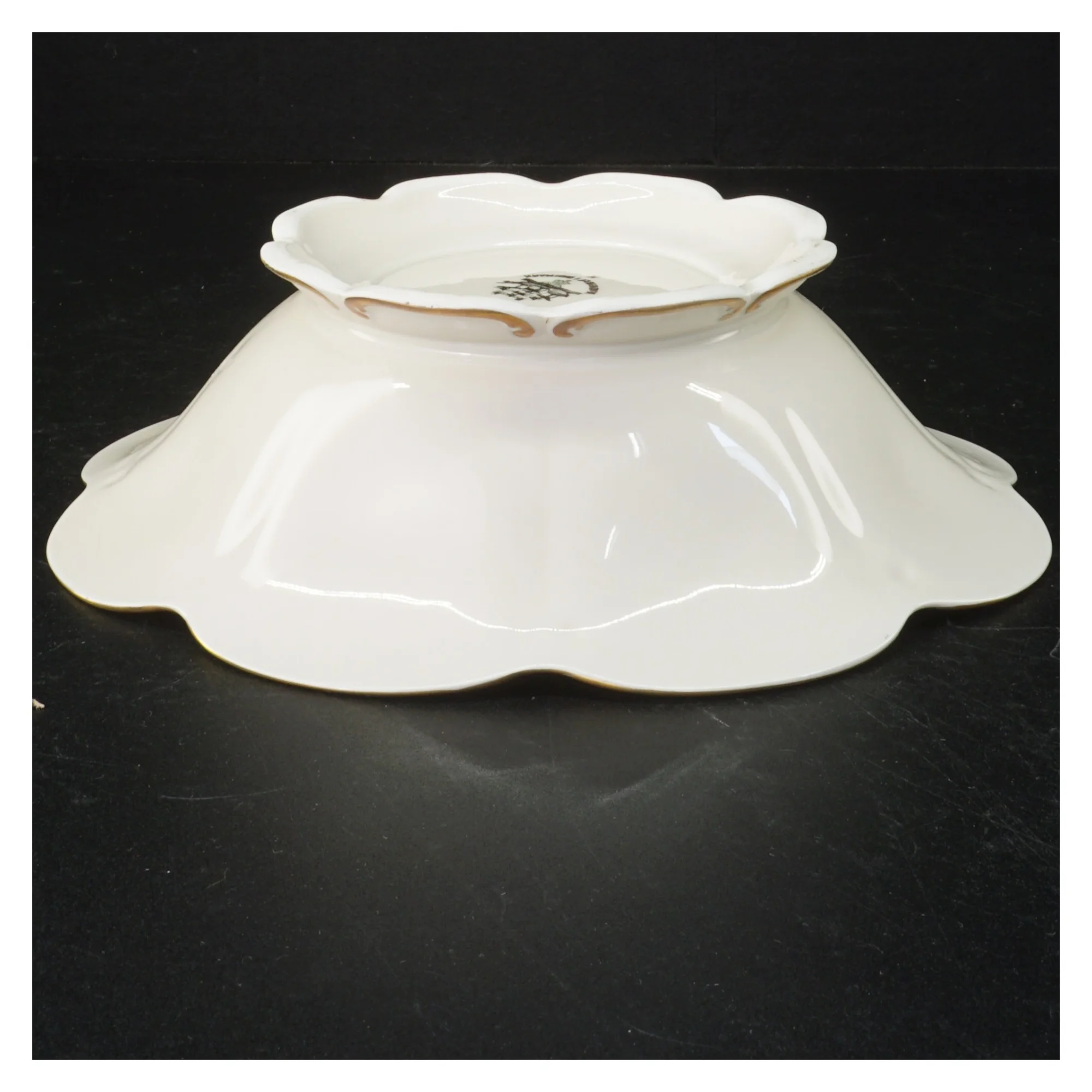 Porcelænsskål med blomstermotiver