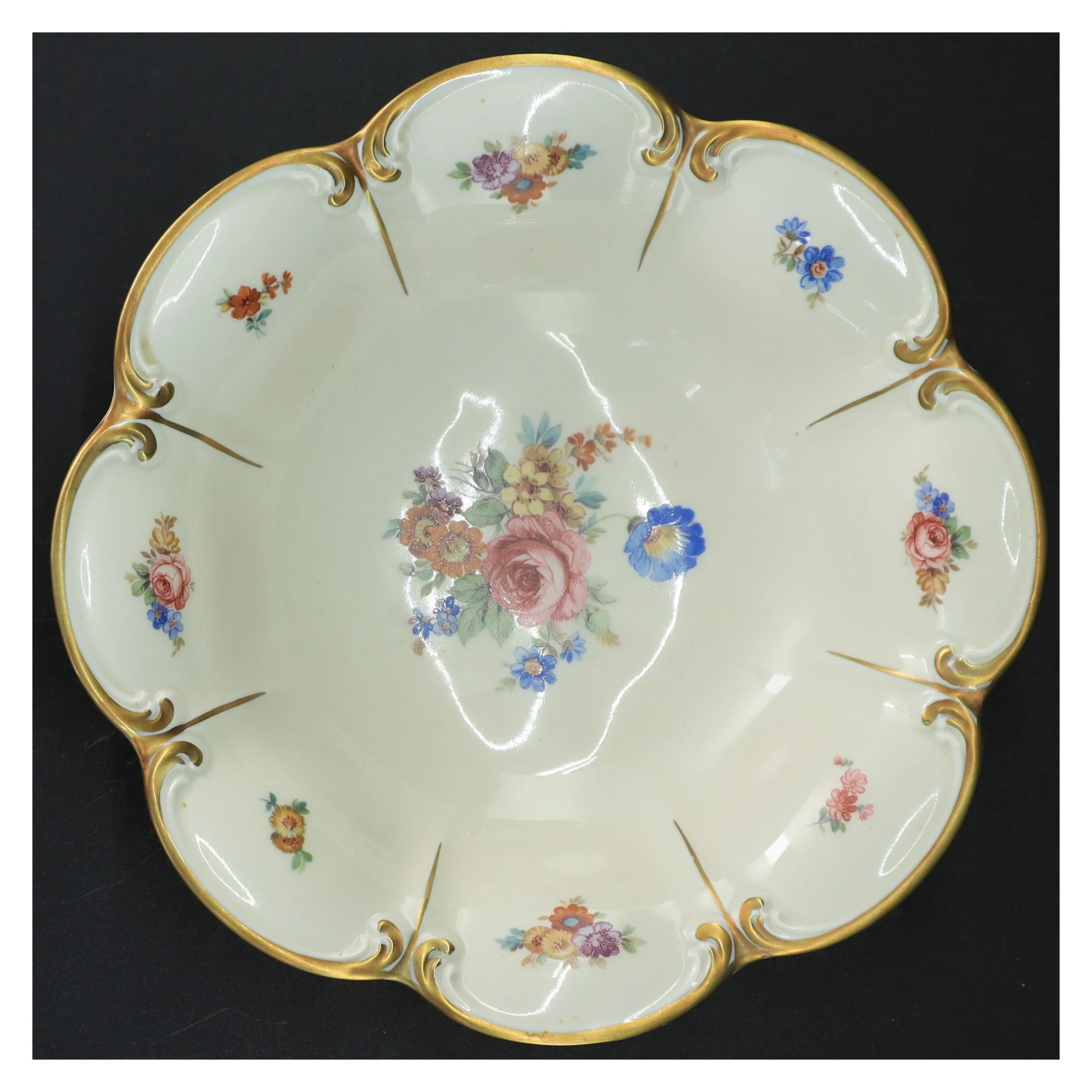 Porcelænsskål med blomstermotiver