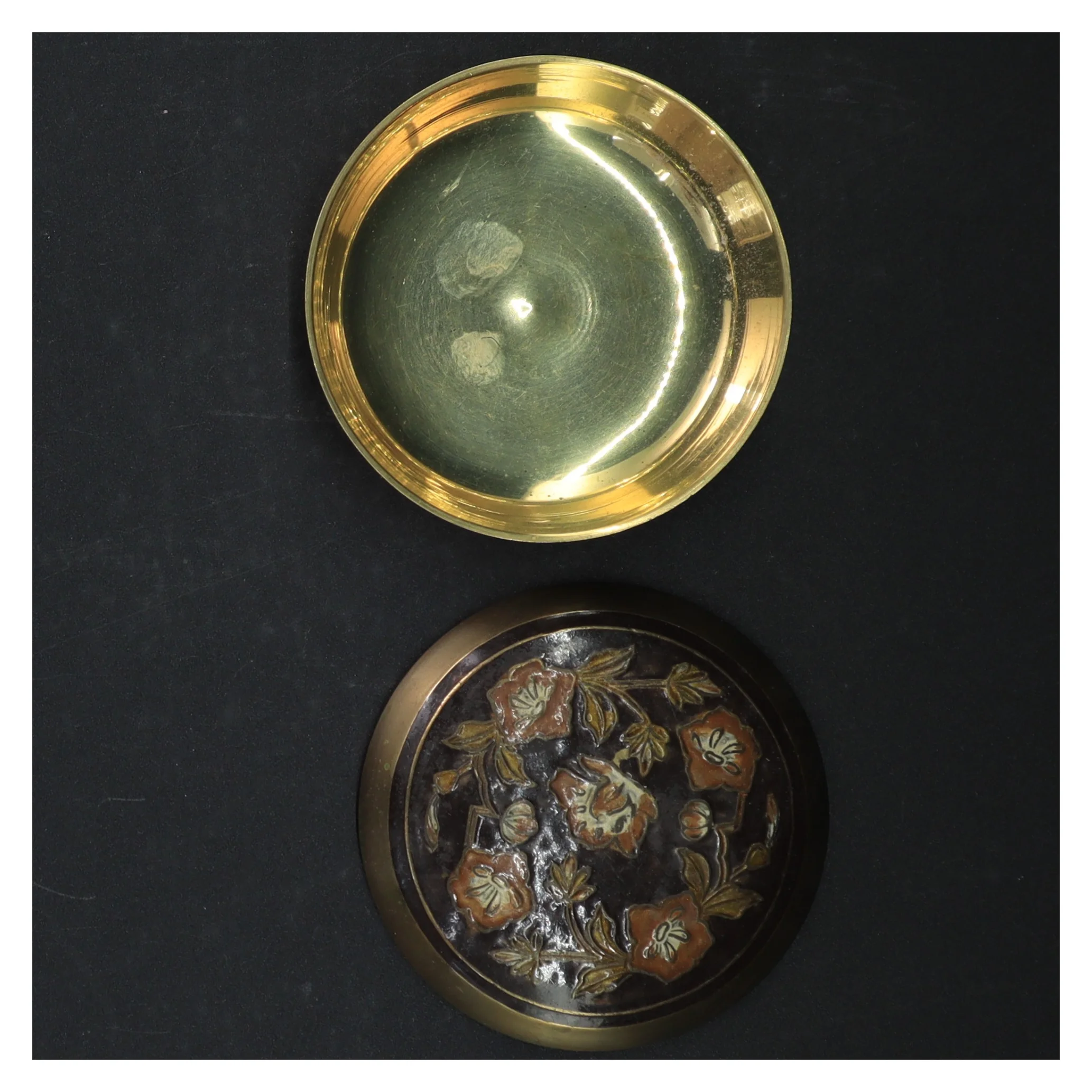 Dekorativ messingæske med låg