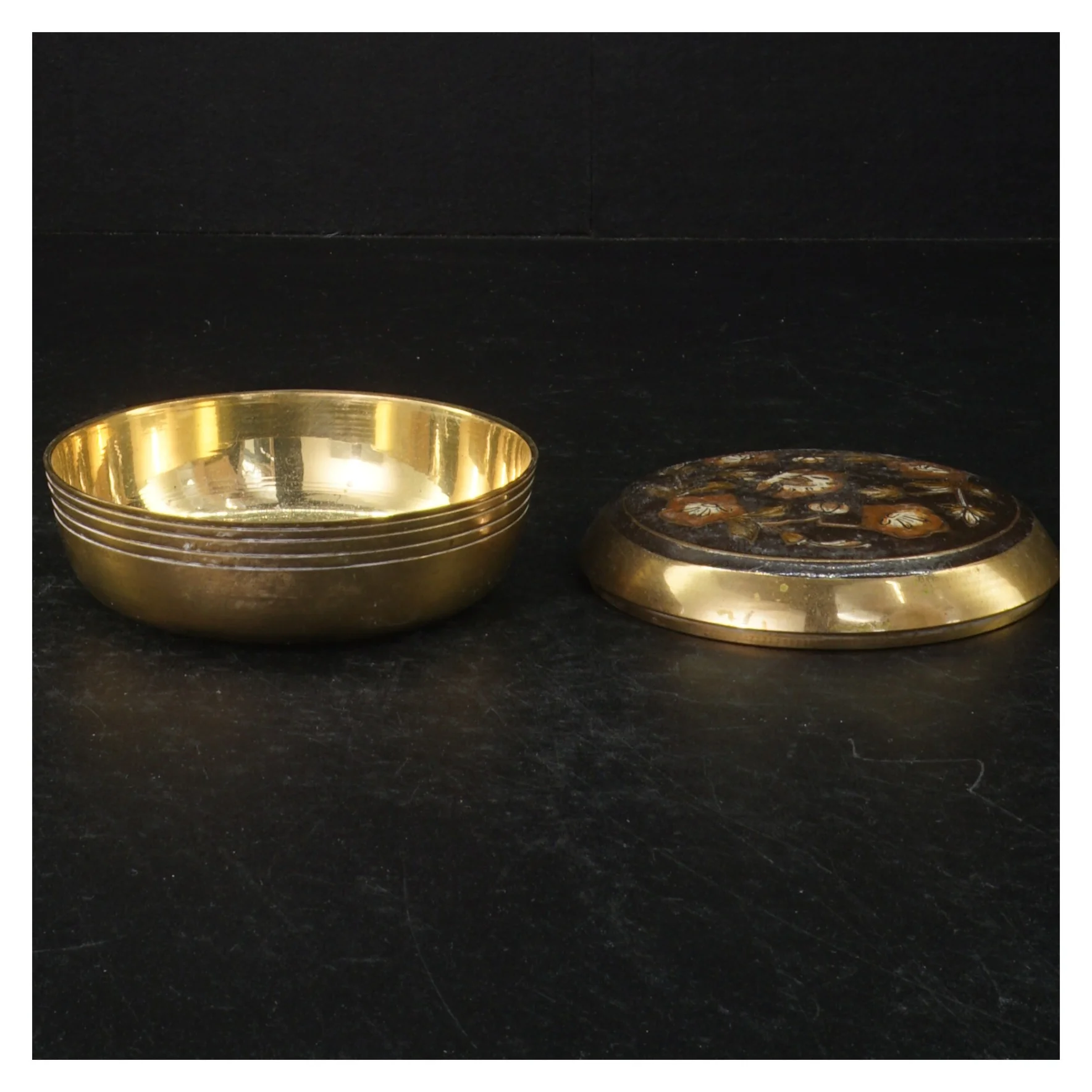 Dekorativ messingæske med låg