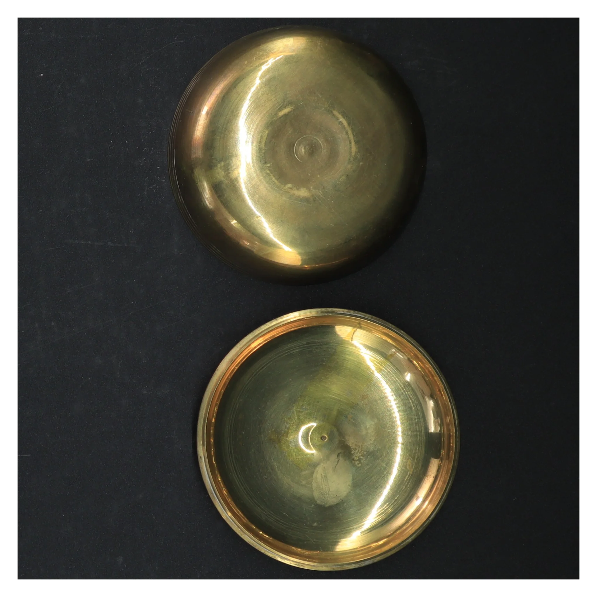 Dekorativ messingæske med låg