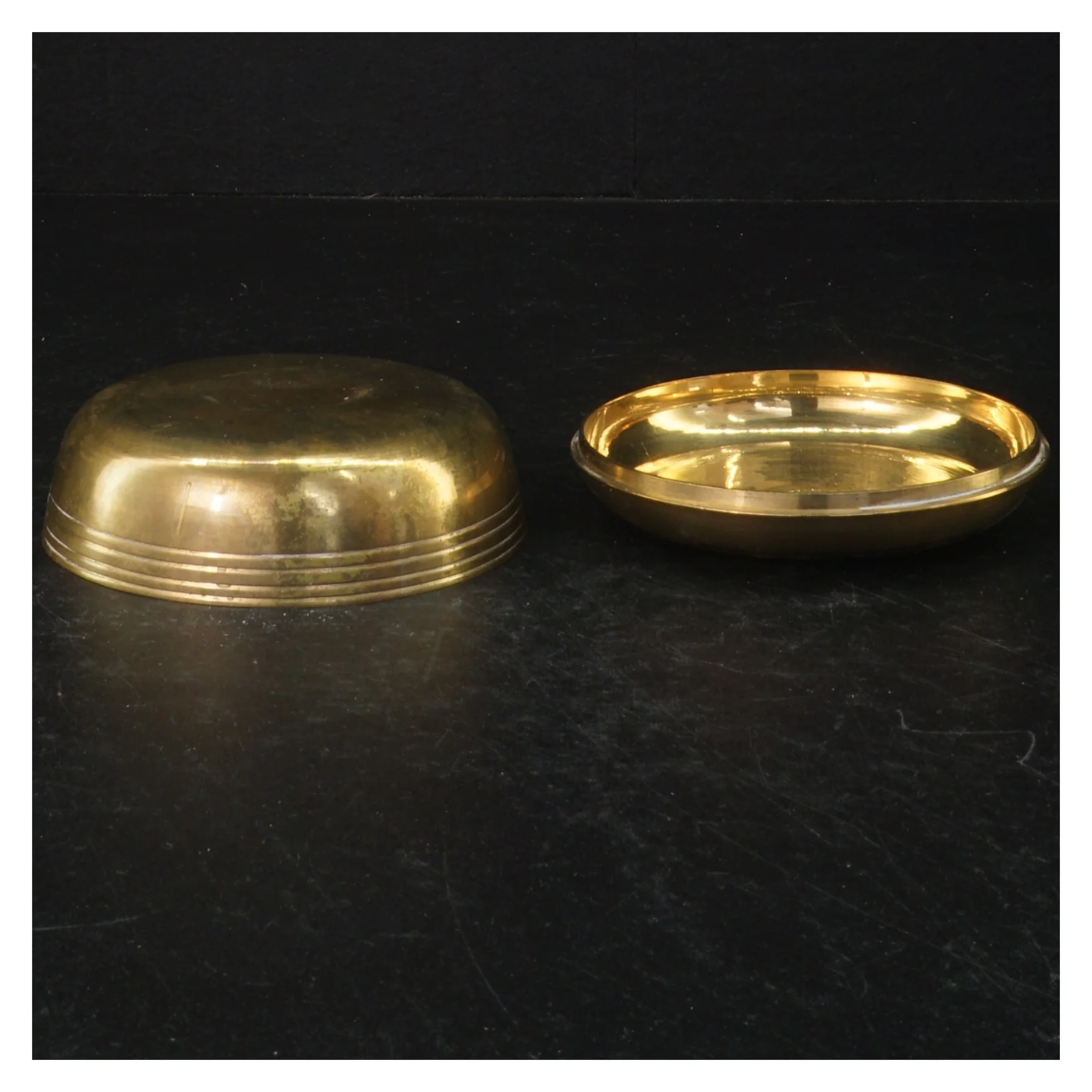 Dekorativ messingæske med låg