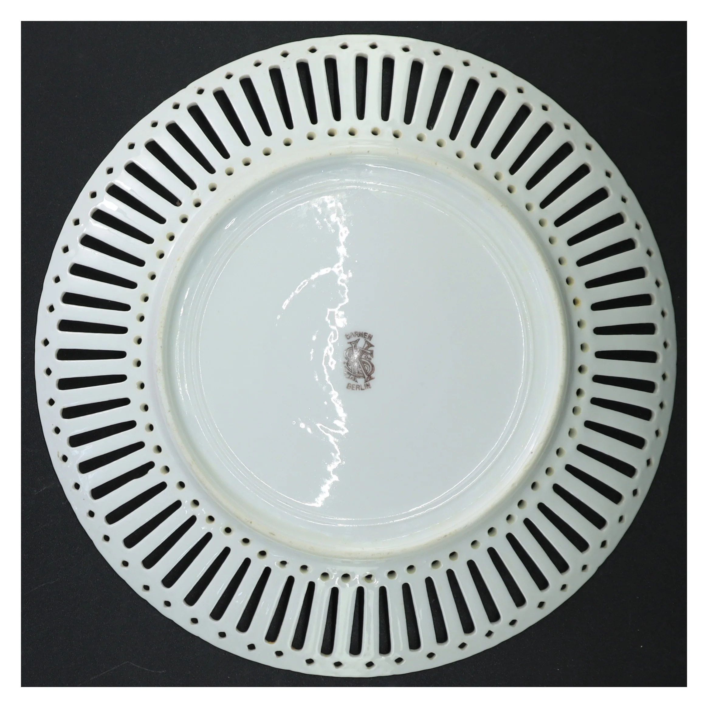 Gennembrudt porcelænsfad med blomstermotiv (str. 24 cm)