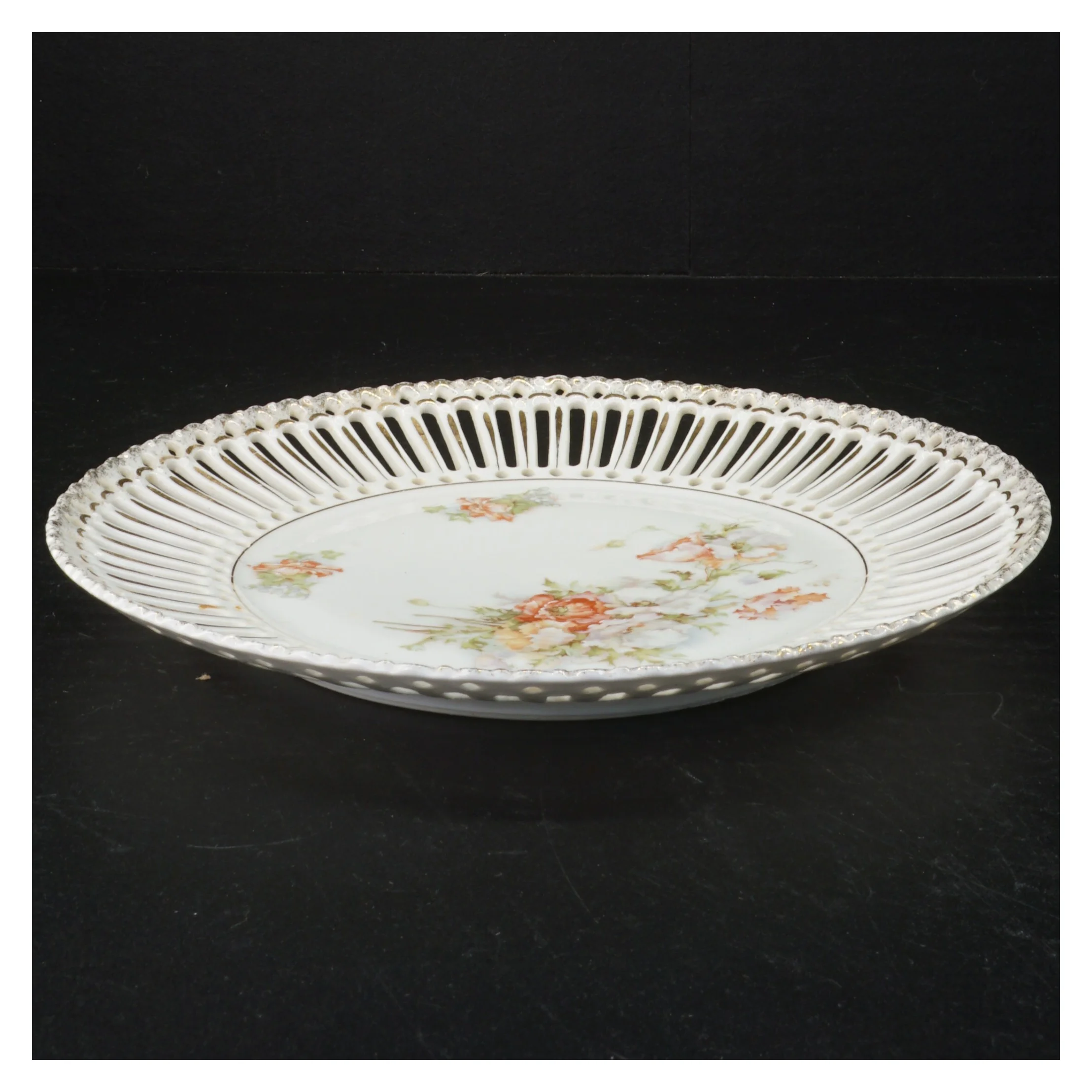 Gennembrudt porcelænsfad med blomstermotiv (str. 24 cm)