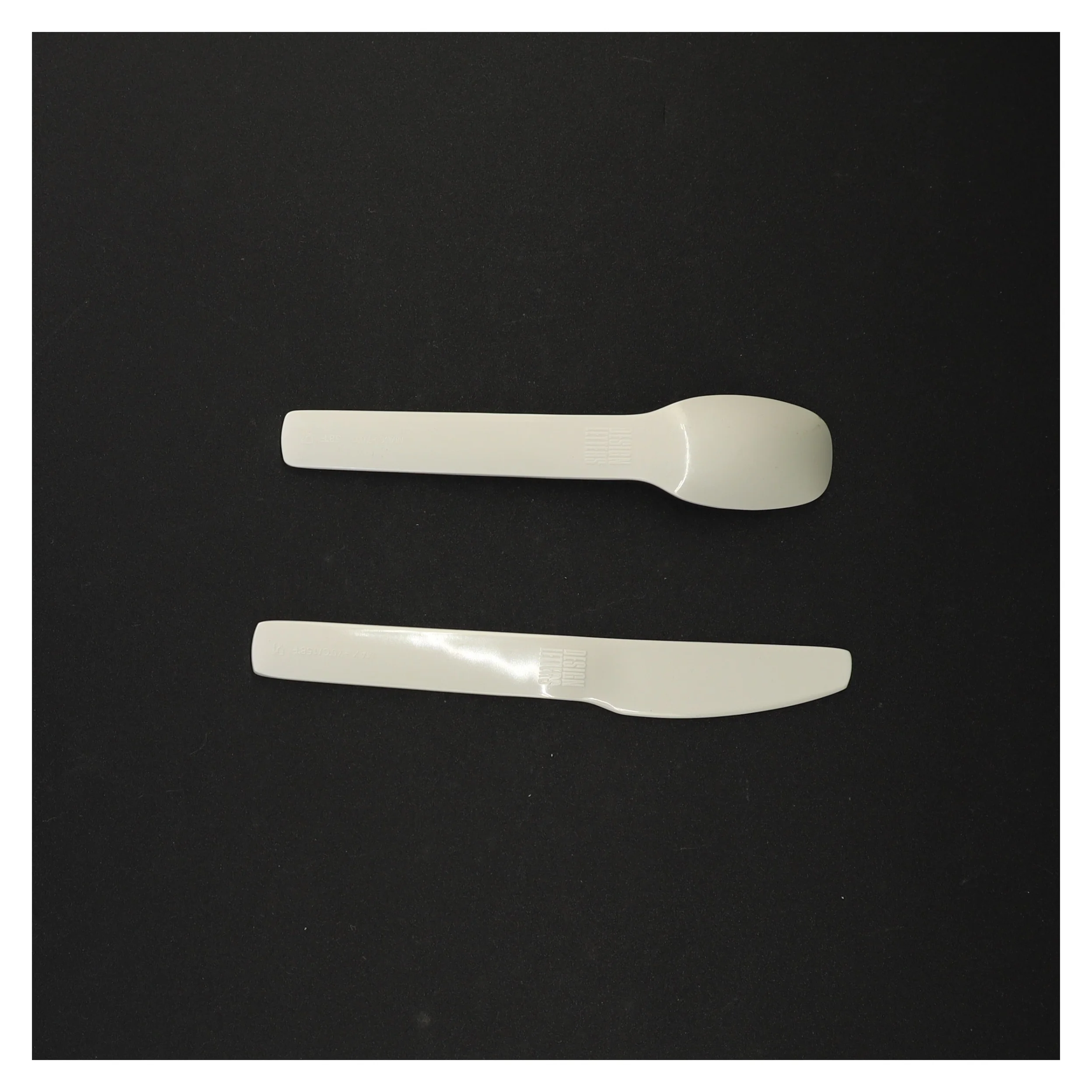 Bogstav bestik fra Design Letters (str. 16 x 3 cm og 17 x 2 cm)