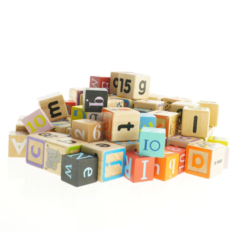 Træ legetøjsklodser med bogstaver, tal og billeder (str. ca 4,5 x 4,5 cm)