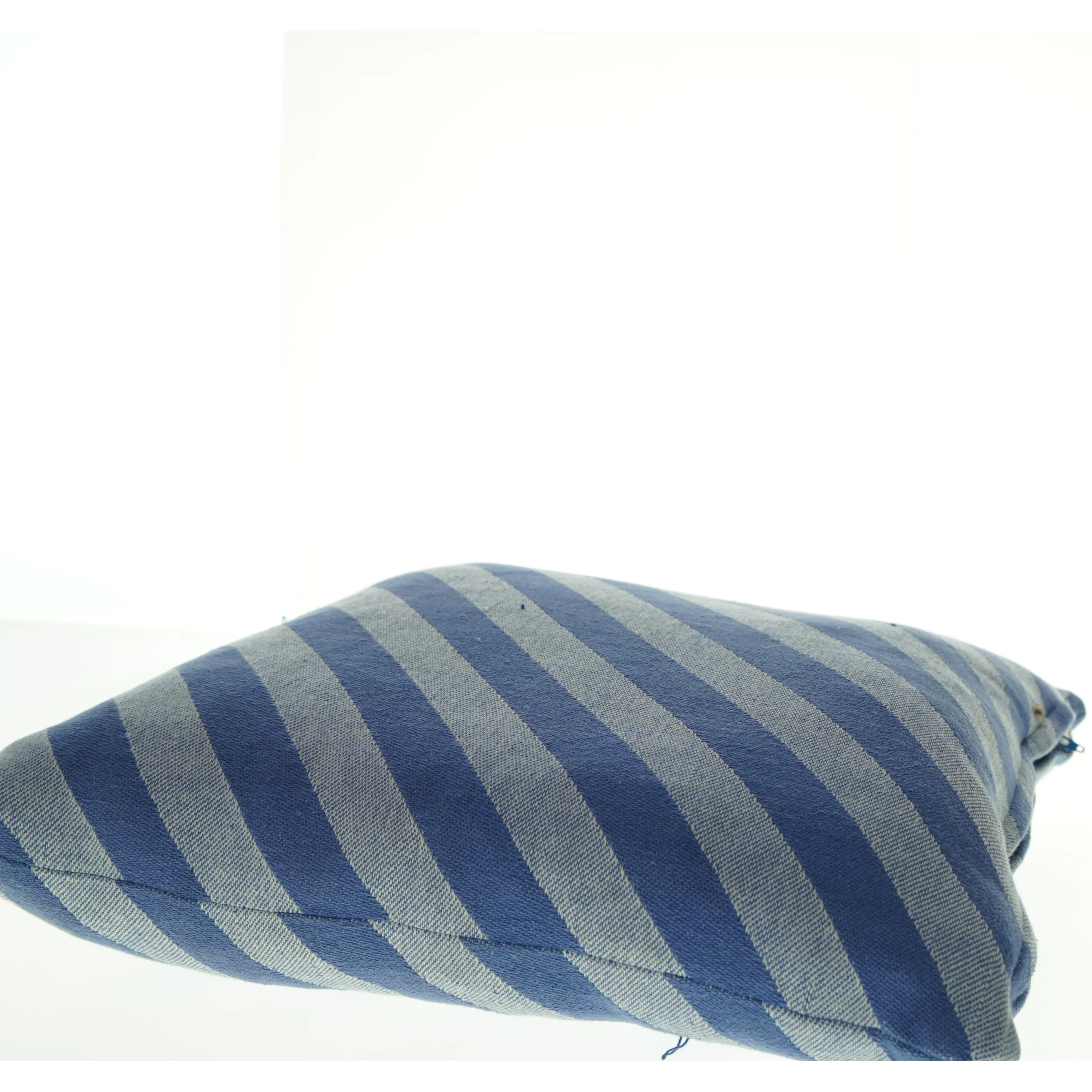 Stribet pude i blå og hvid fra Oyoy (str. 45 x 45 cm)