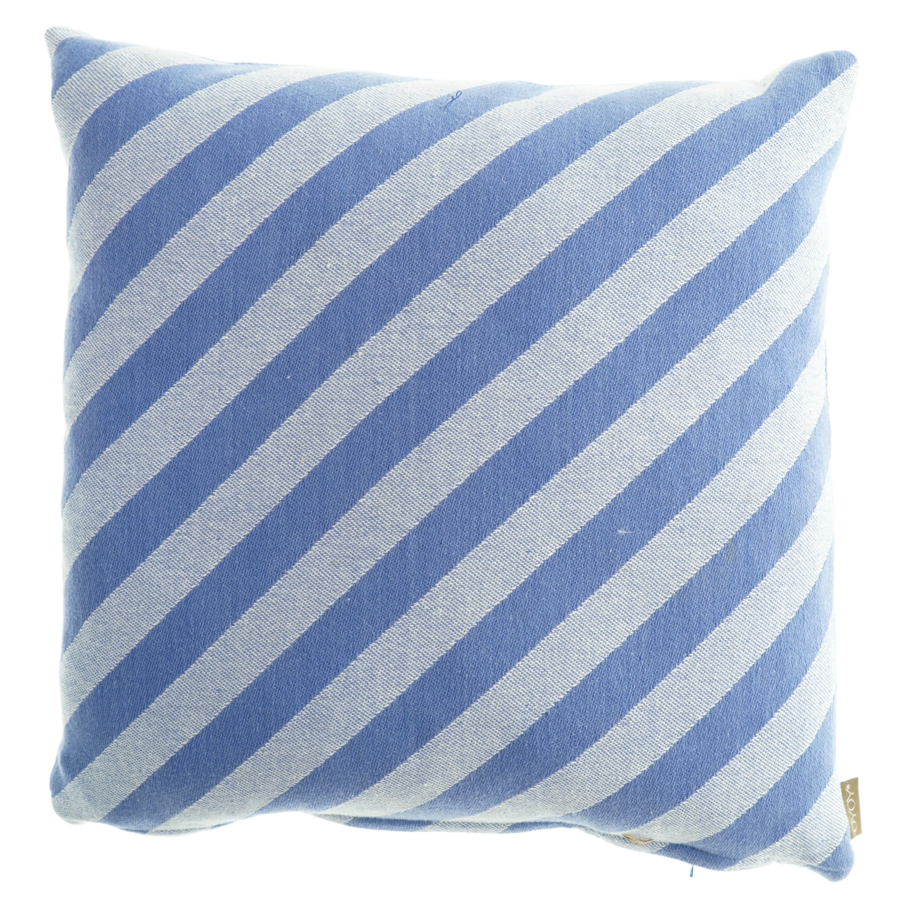 Stribet pude i blå og hvid fra Oyoy (str. 45 x 45 cm)