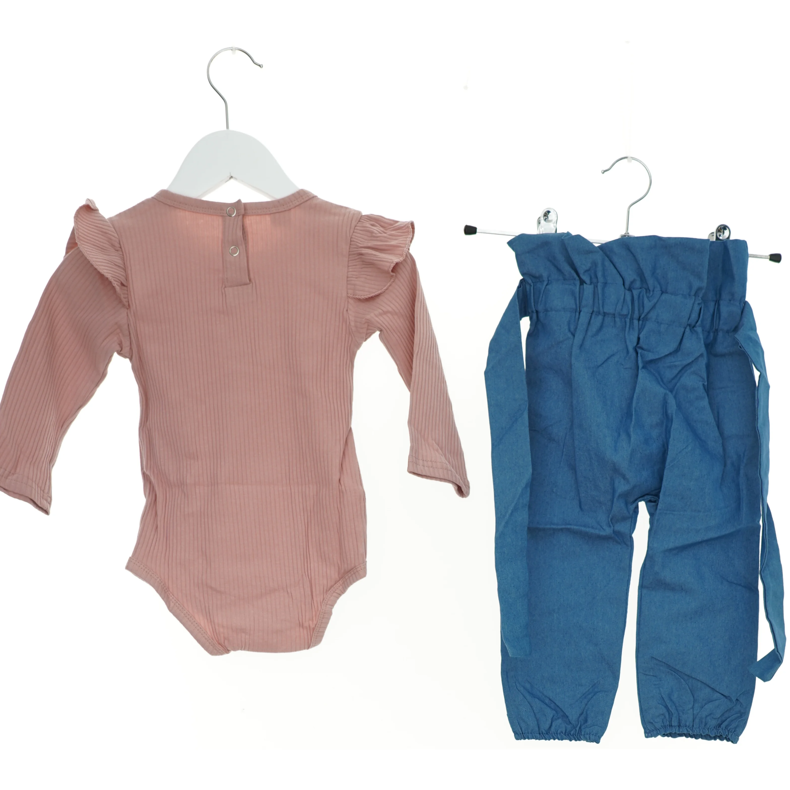 Sæt børnetøj (str. 98 cm)