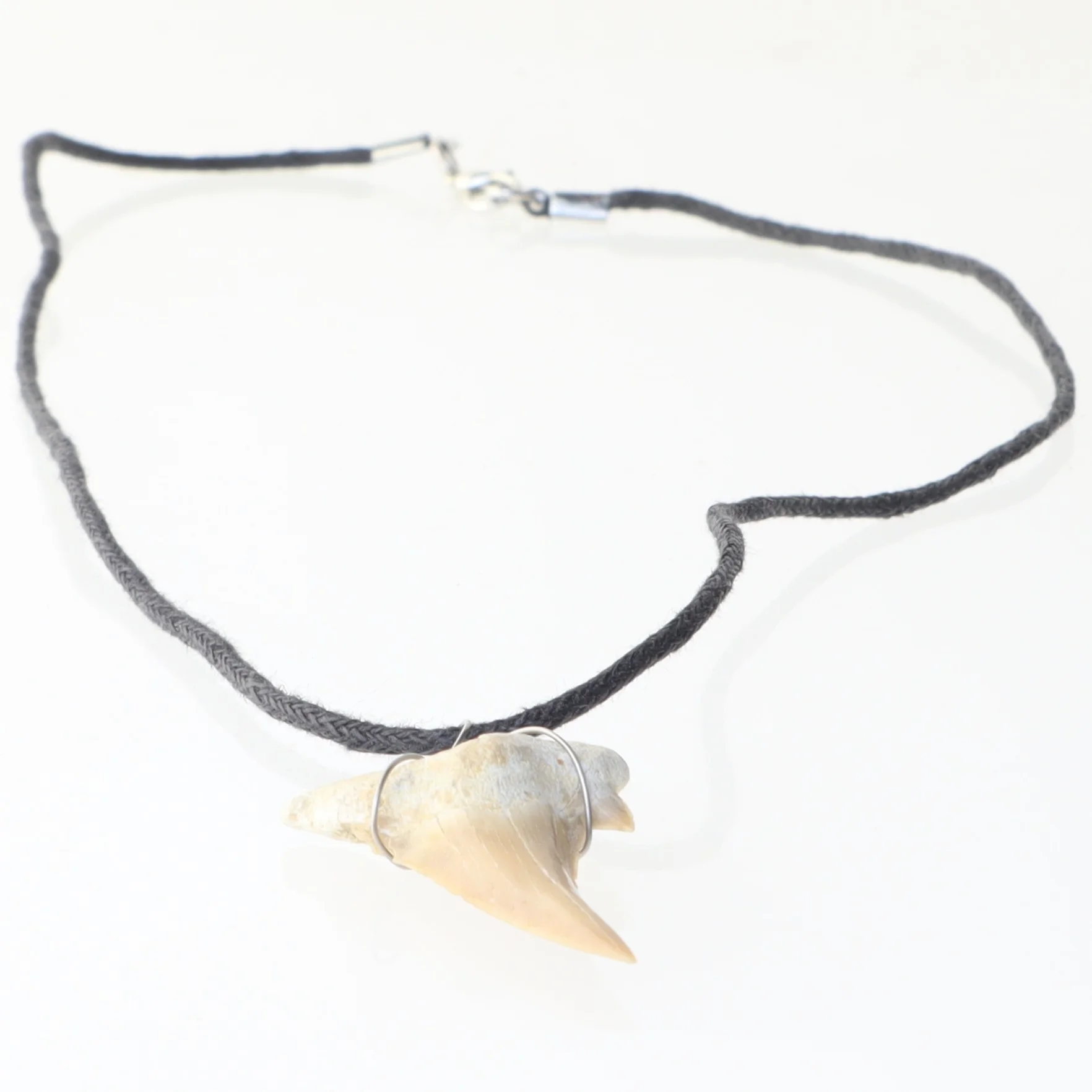 Halskæde med tandvedhæng (str. 50 cm)