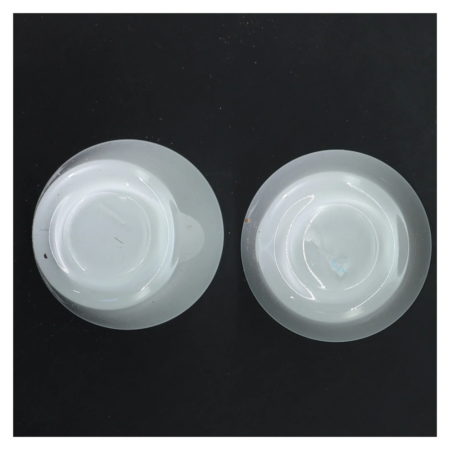 2 hvide lysestager (str. 2 stk Ø 8 cm længde 7,5 cm)