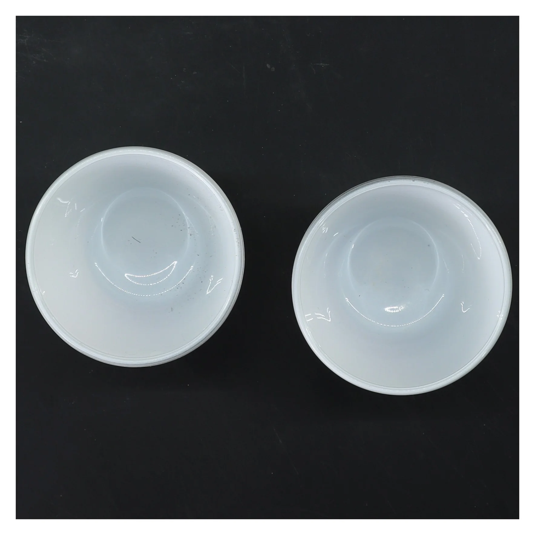 2 hvide lysestager (str. 2 stk Ø 8 cm længde 7,5 cm)