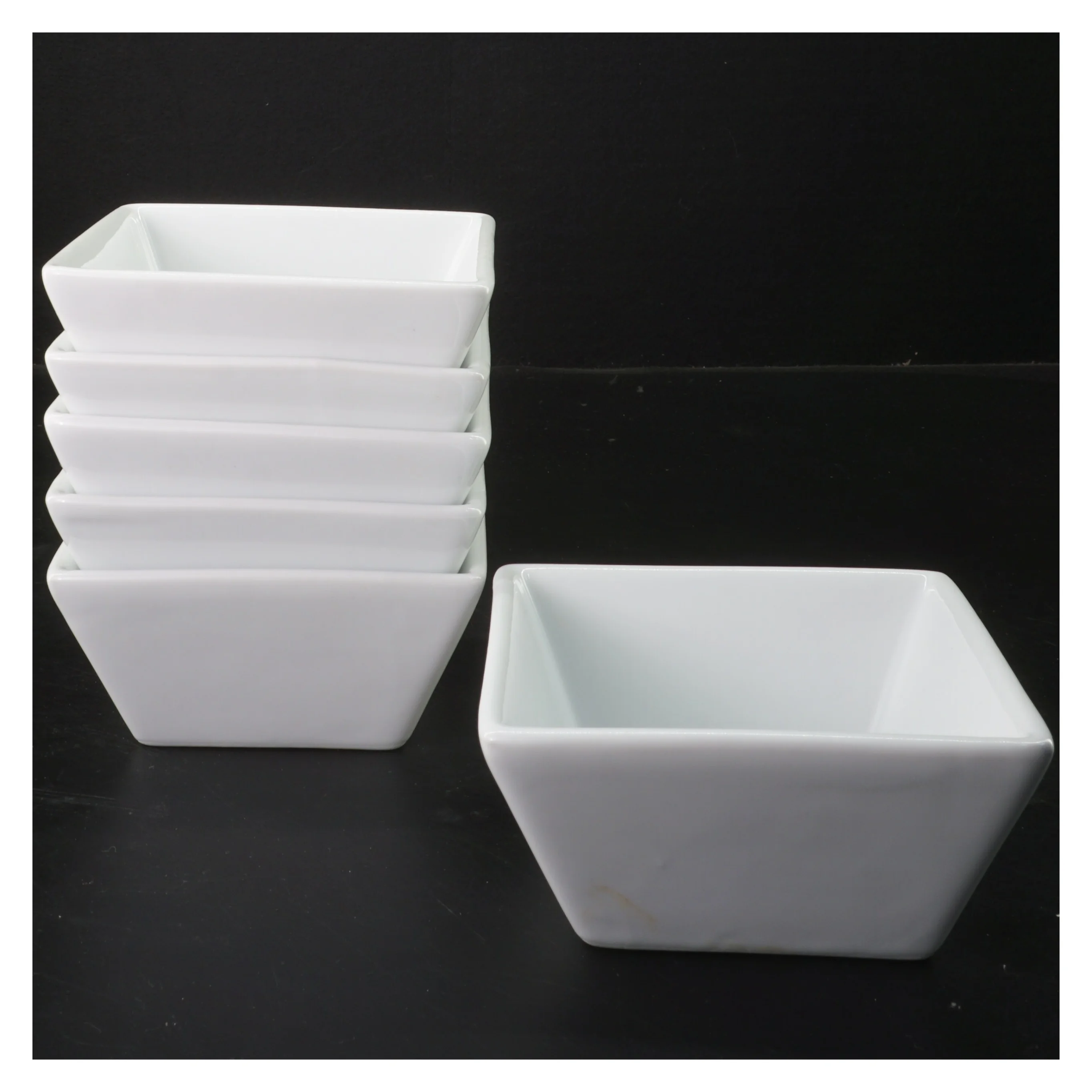 Sæt af seks hvide firkantede skåle (str. 6 stk 11x11 cm)