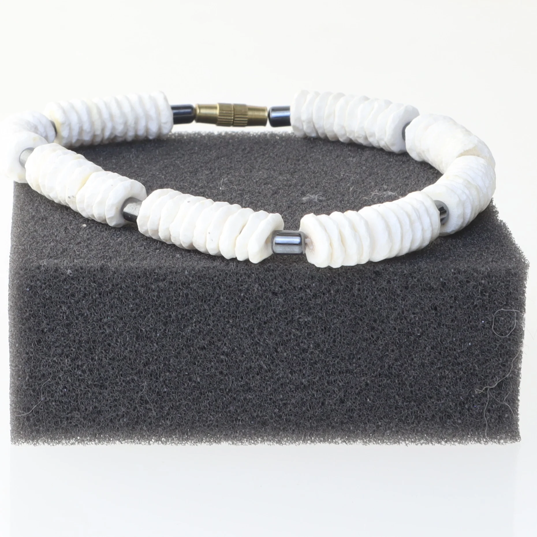 Perlehalskæde med hvide og sorte perler (str. Ø 8 cm)