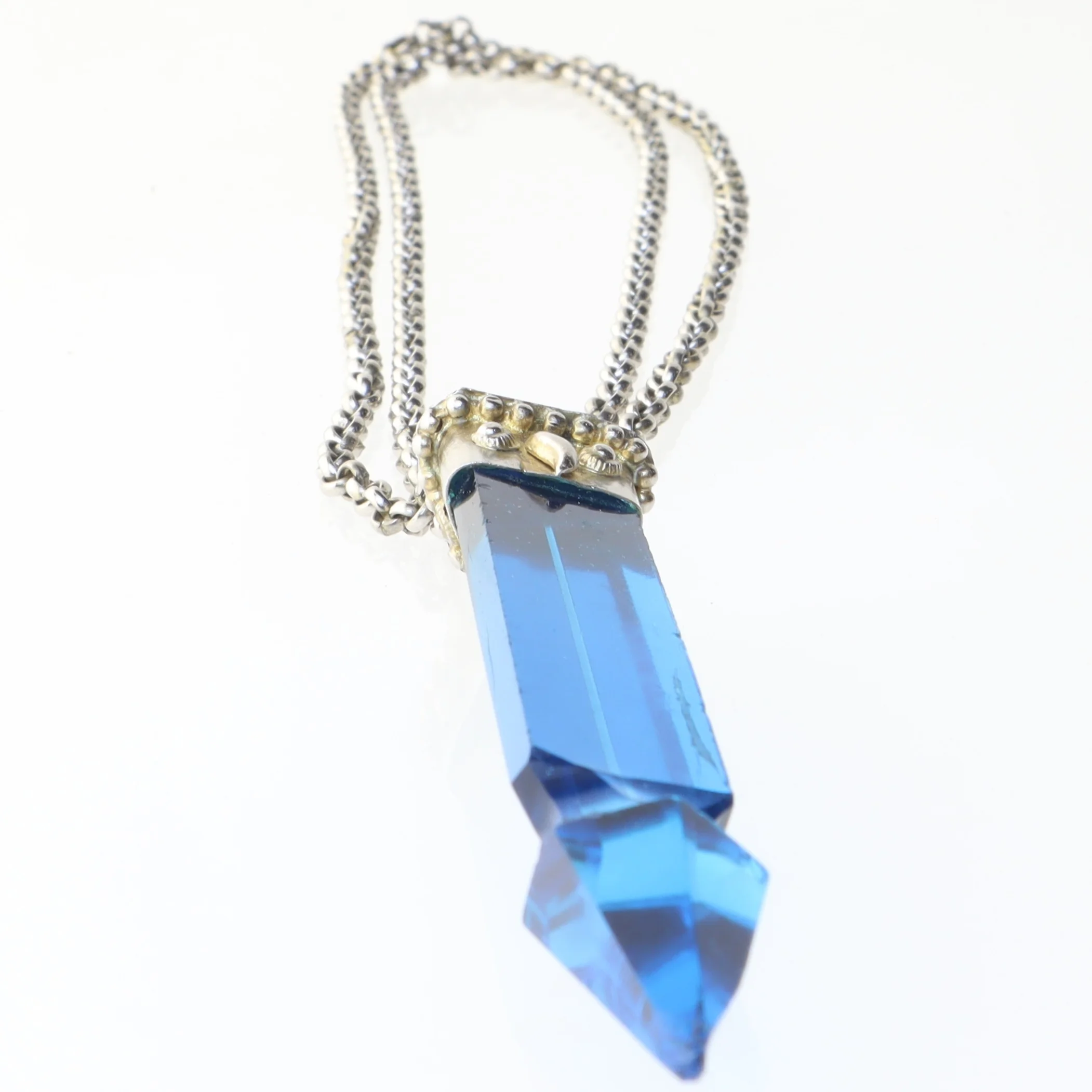 Kæde med blå vedhæng (str. 74 cm)