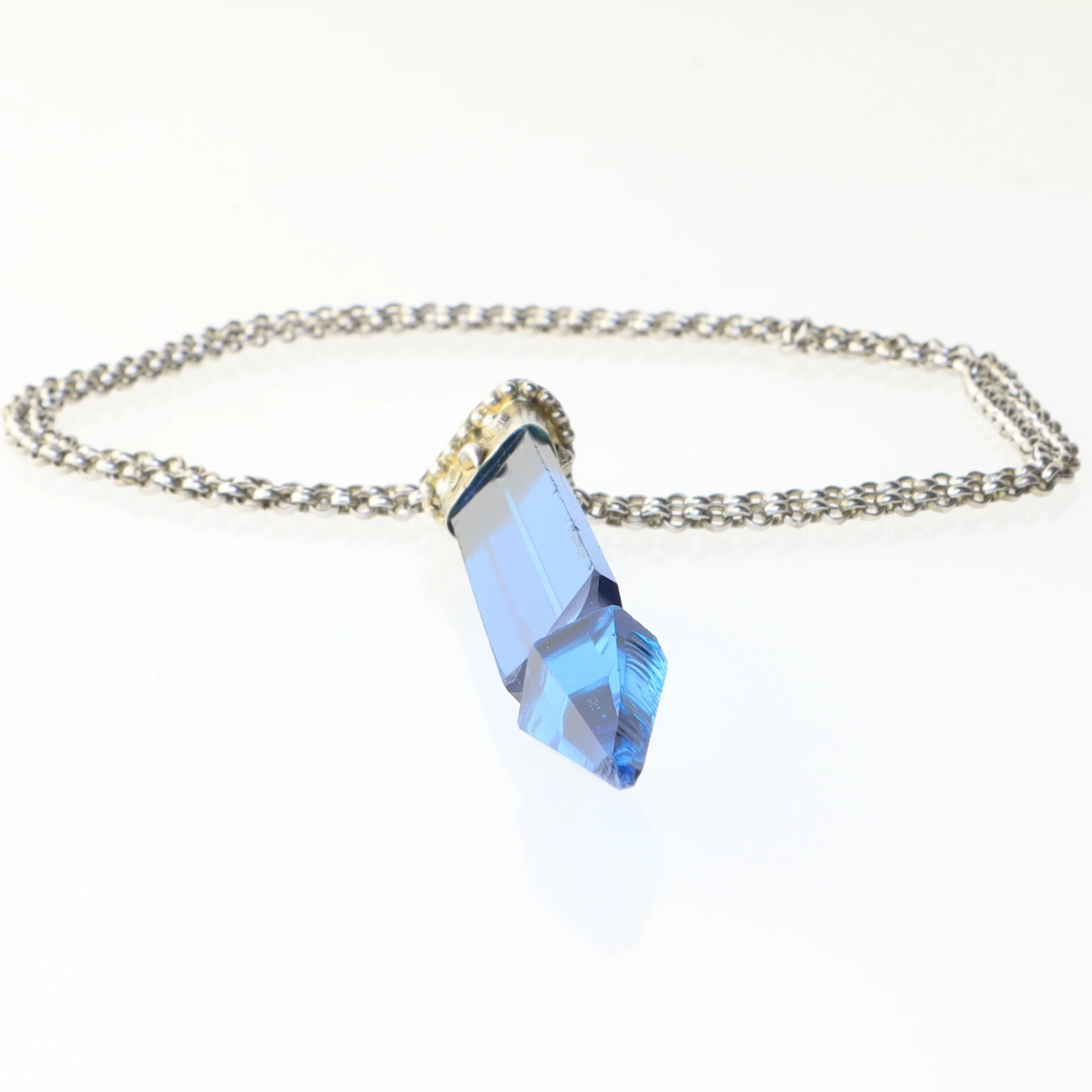 Kæde med blå vedhæng (str. 74 cm)