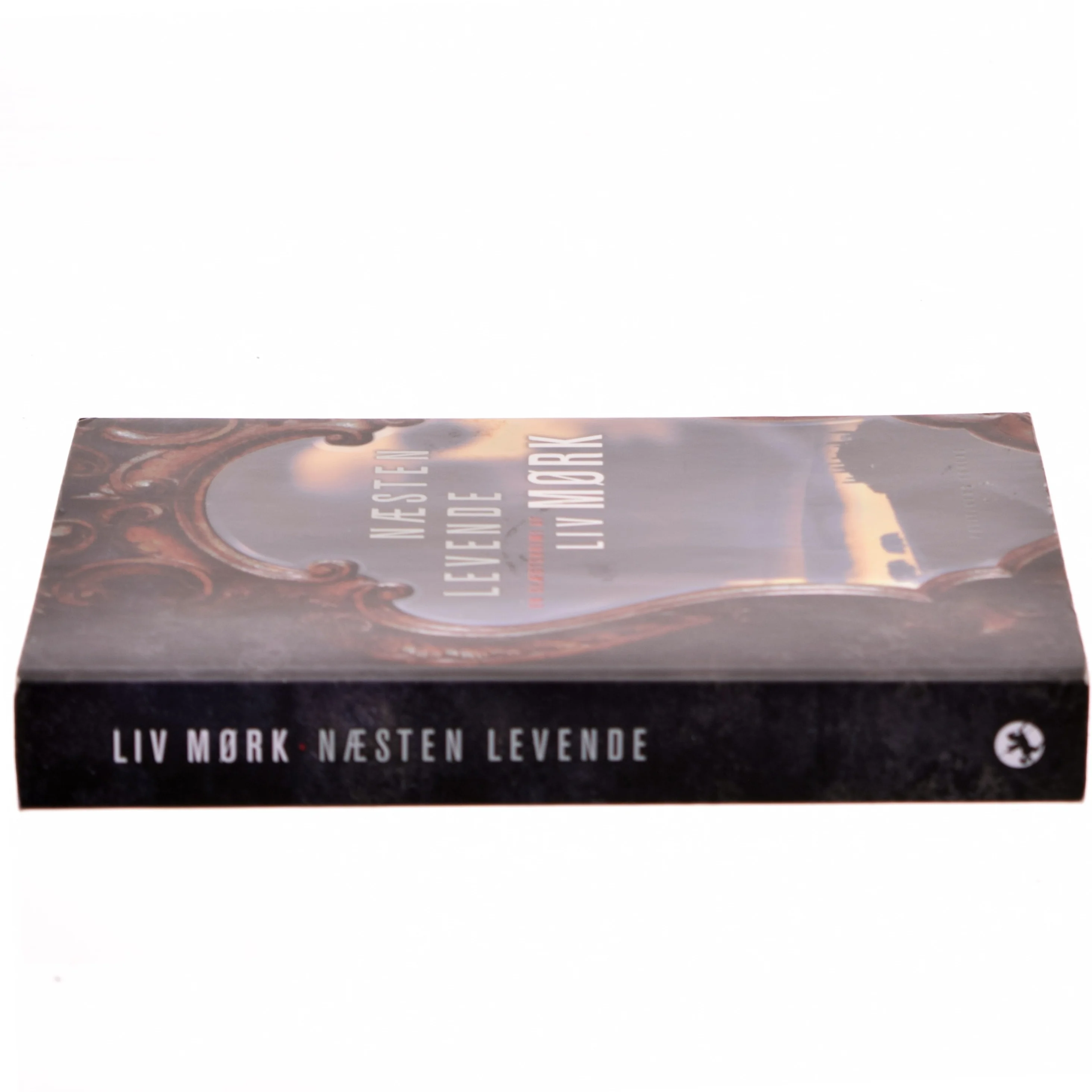 Næsten levende : en slægtskrimi af Liv Mørk (Bog)