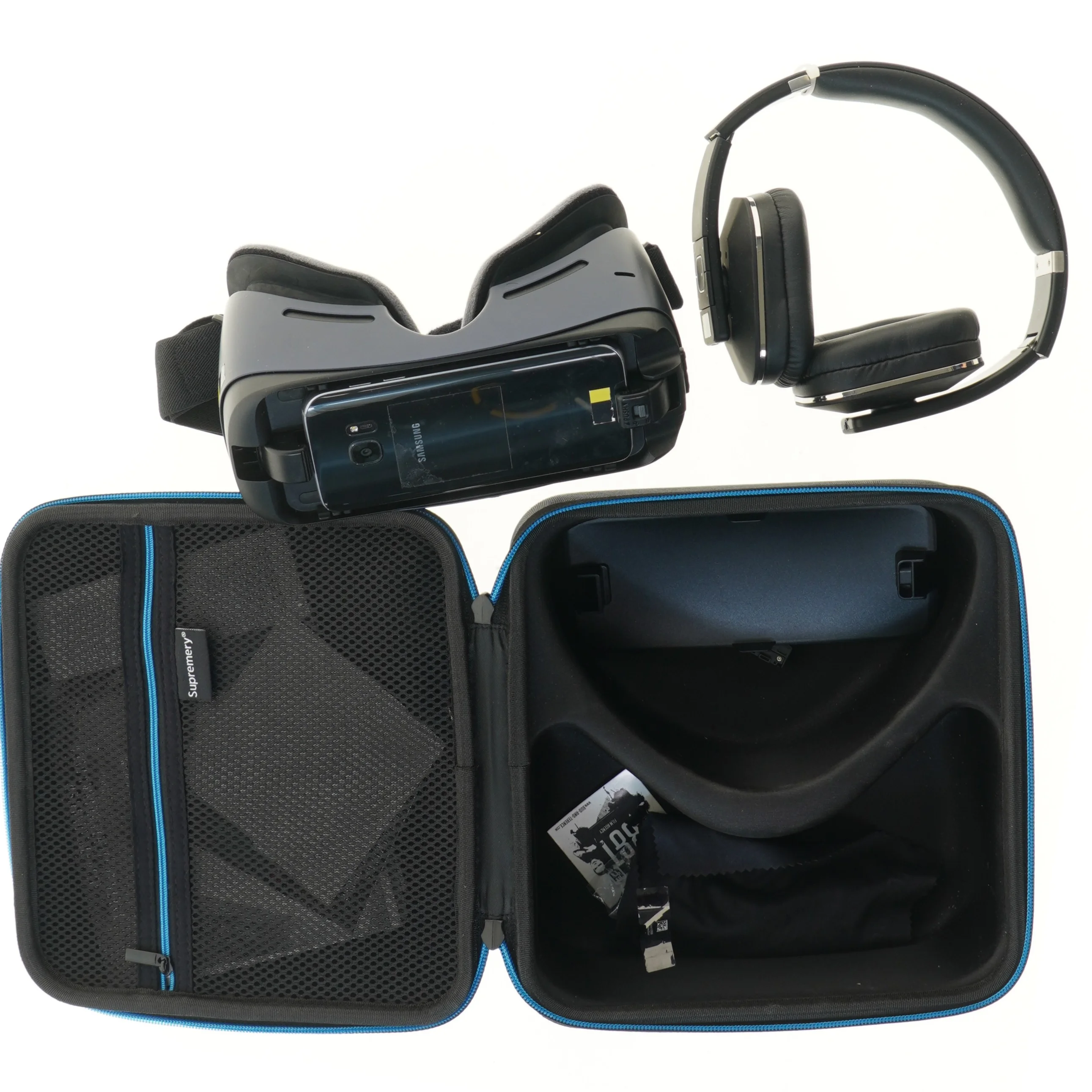 Samsung Gear VR-headset med hovedtelefoner og mobil