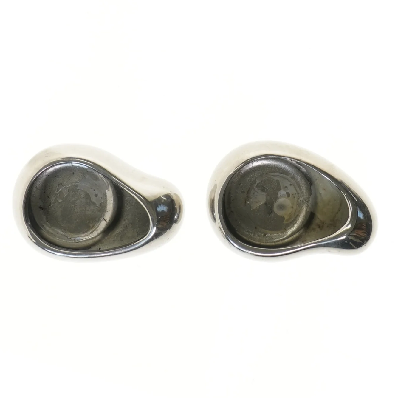 To runde rustfrie stål lysestager fra Menu (str. 12 cm)