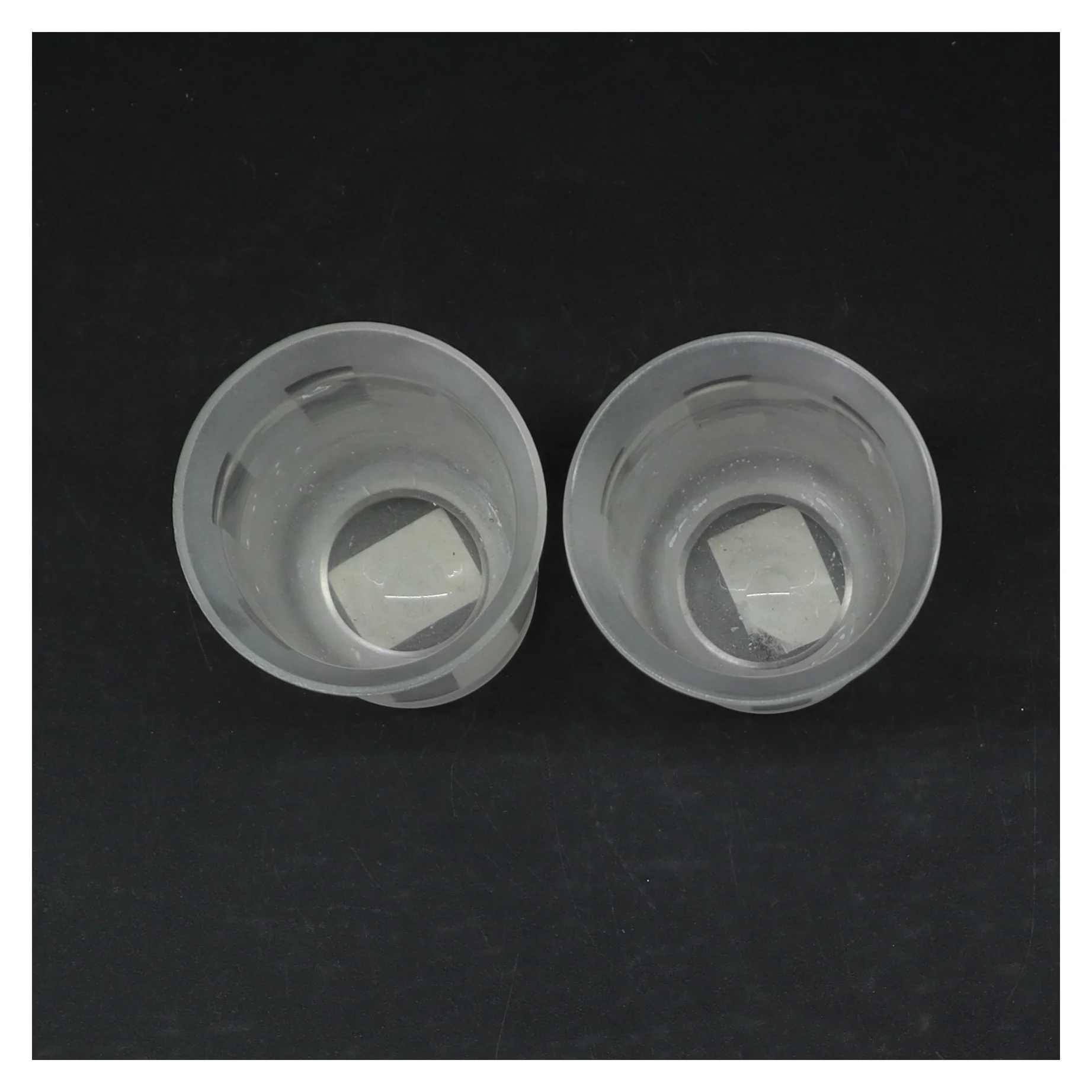 Sæt med to frostede plastik kander (str. Ø. 6,5 cm. længde, 9 cm)