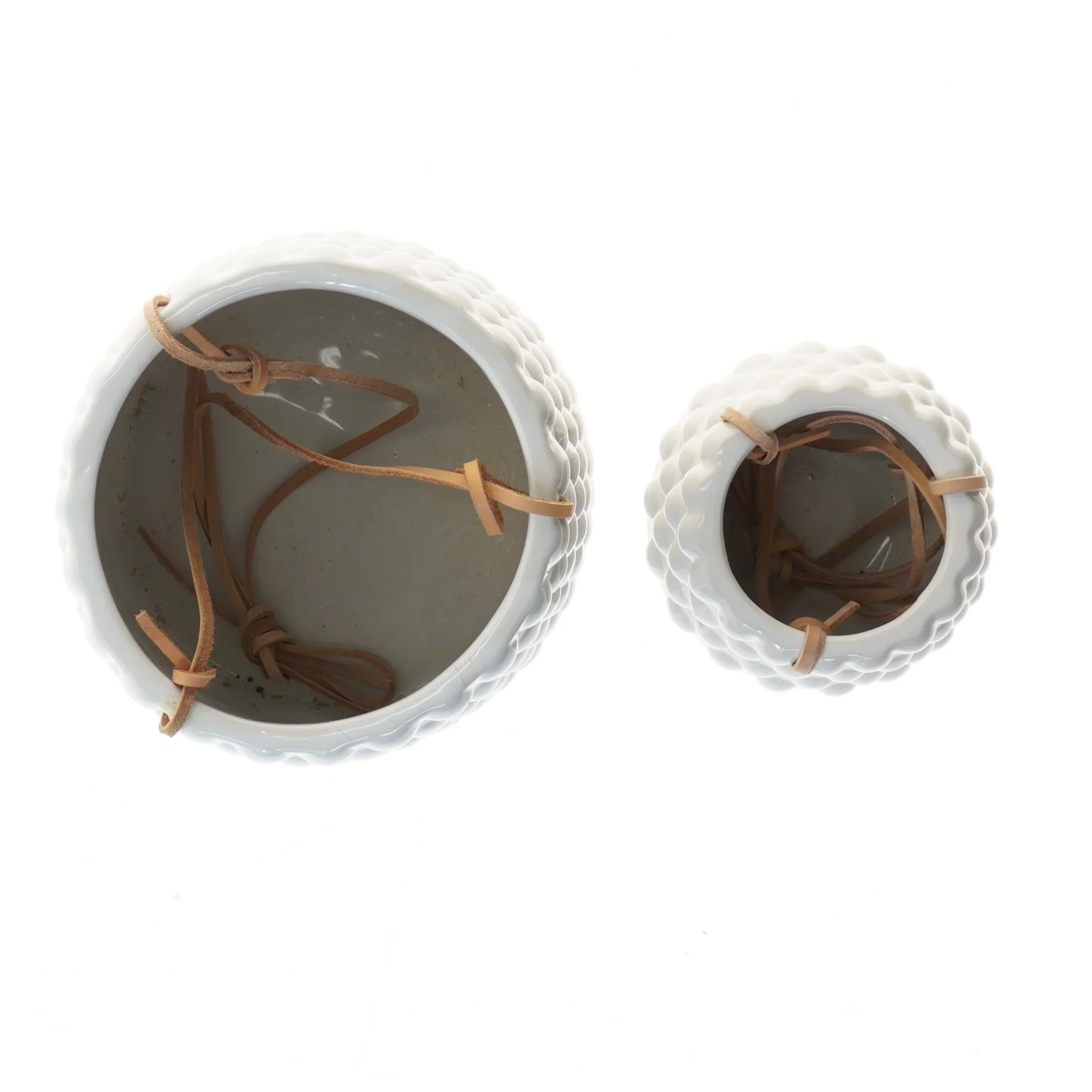 Keramiske vaser med lædersnøre (str. 2 stk Ø 10 & 16 cm)