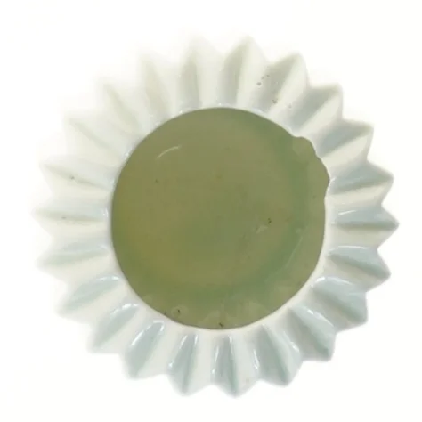 Små vase med riflet design (str. 8x5,5 cm)