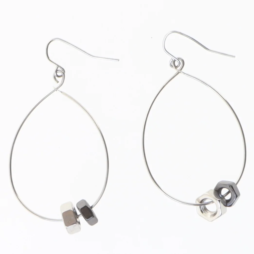 Øreringe i sølvfarve med møtrikker (str. 4x3 cm)