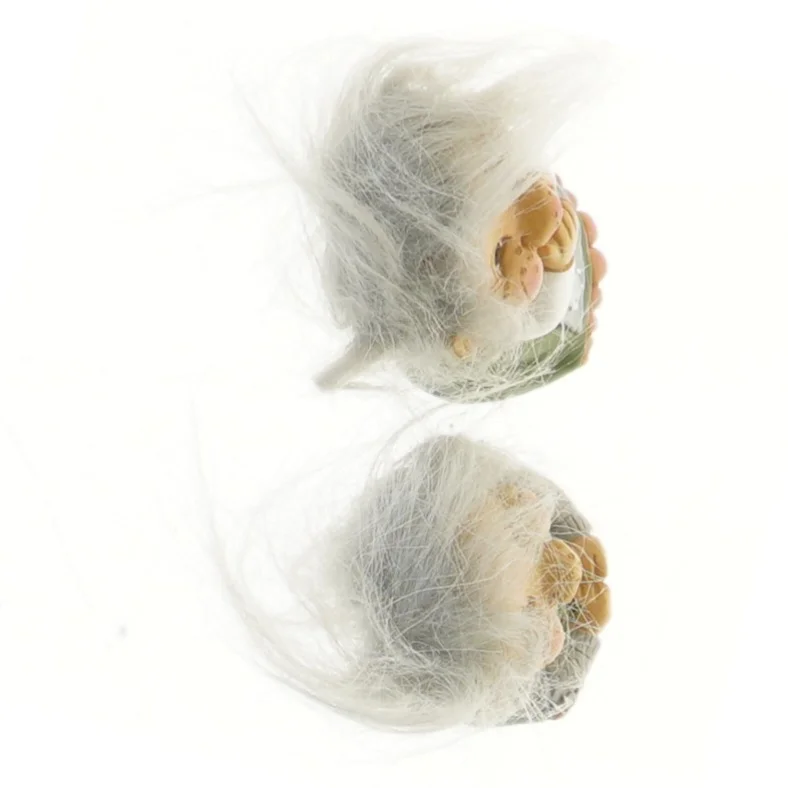 Keramiske nisser med hvidt hår fra Det Gamle Apotek (str. 10 cm)