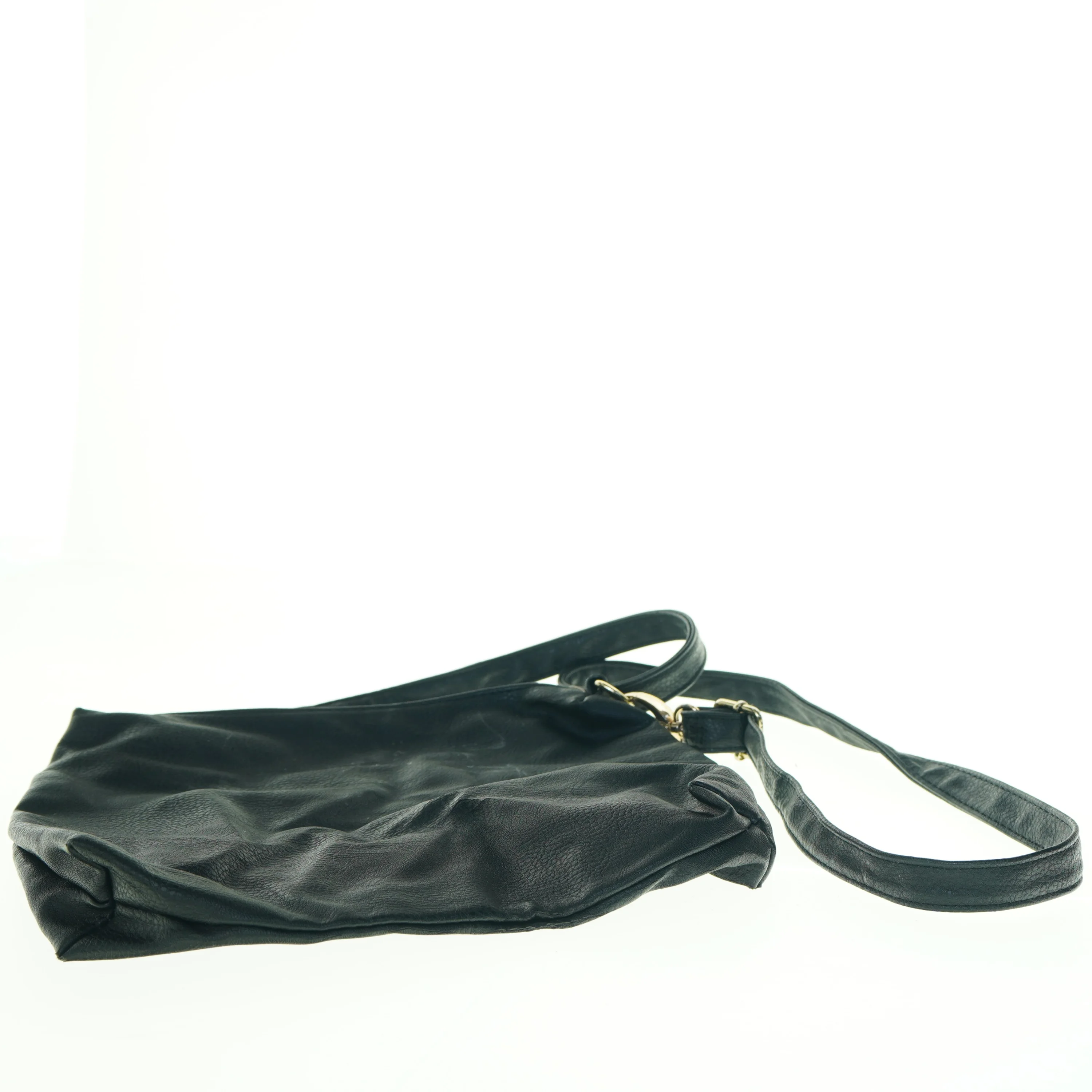 Sort skuldertaske i læderlook (str. 28 x 25 cm)