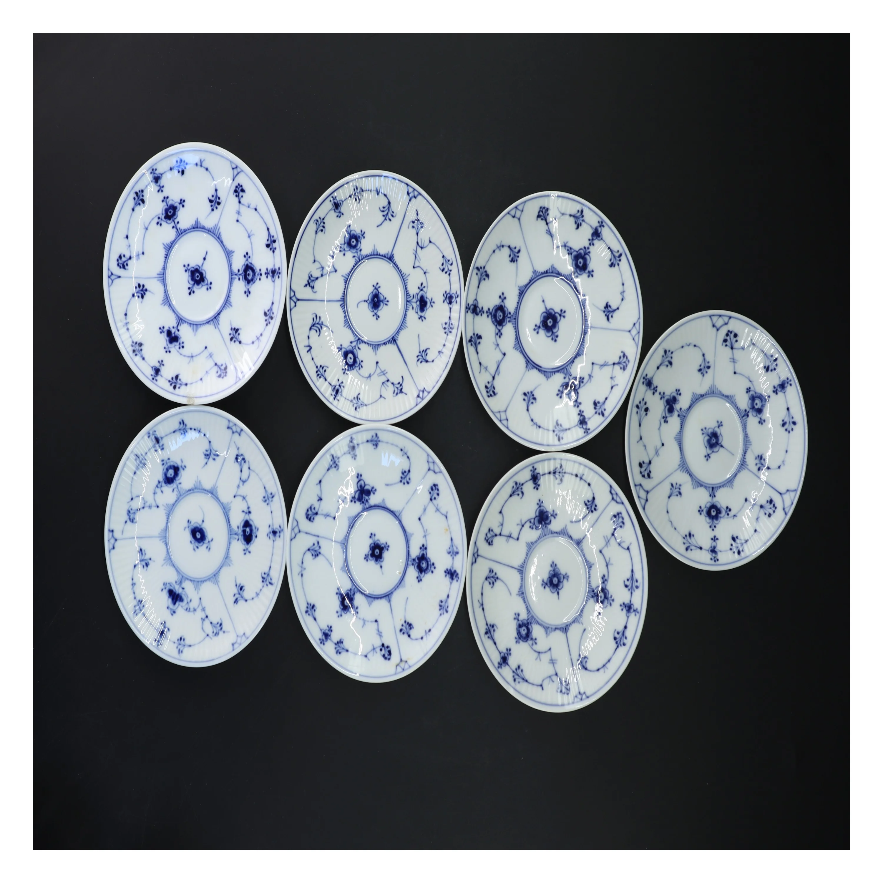 Sæt med fine porcelænskopper og underkopper, musselmalede, fra Royal Copenhagen (str. Ø 12,5xØ 6,5 cm)