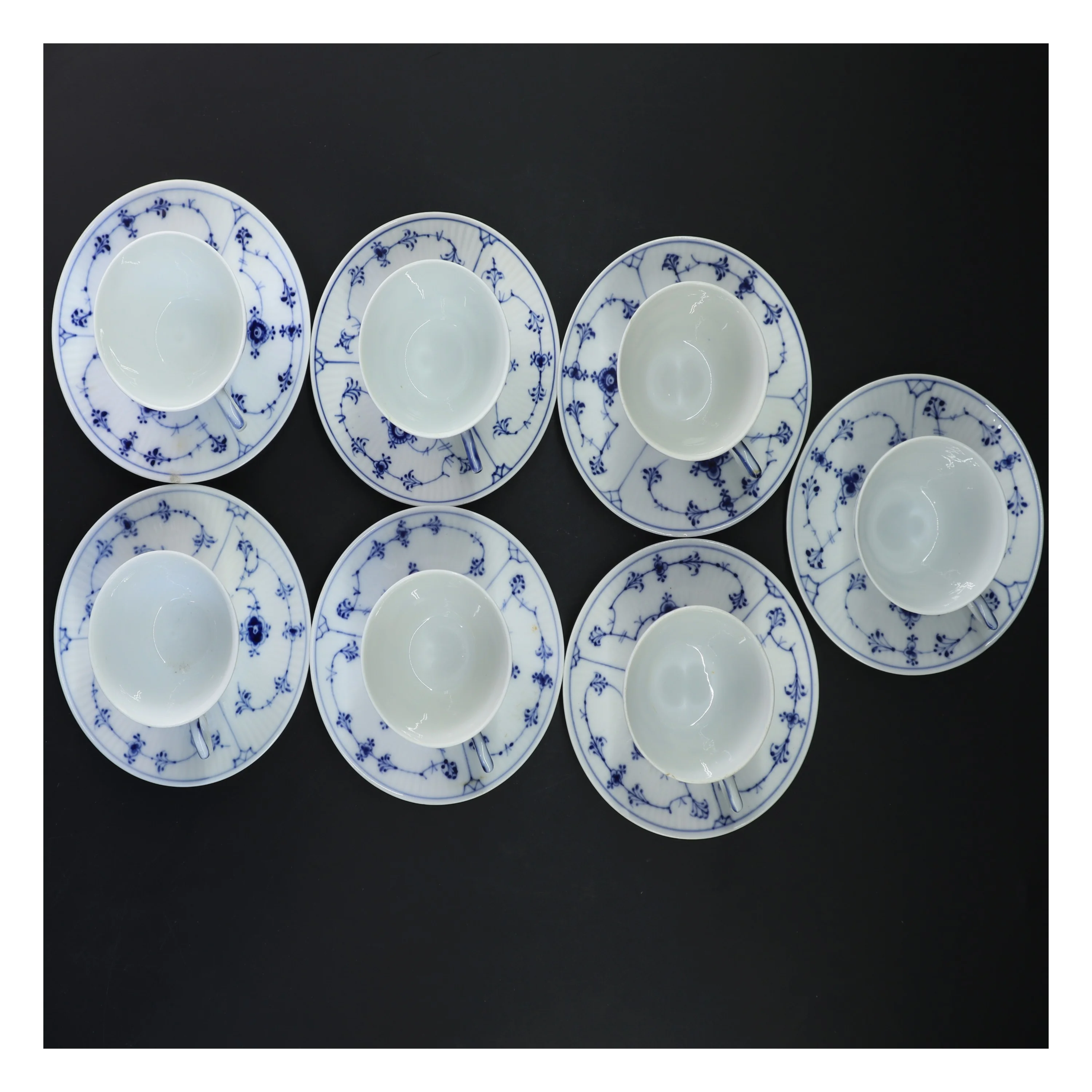 Sæt med fine porcelænskopper og underkopper, musselmalede, fra Royal Copenhagen (str. Ø 12,5xØ 6,5 cm)