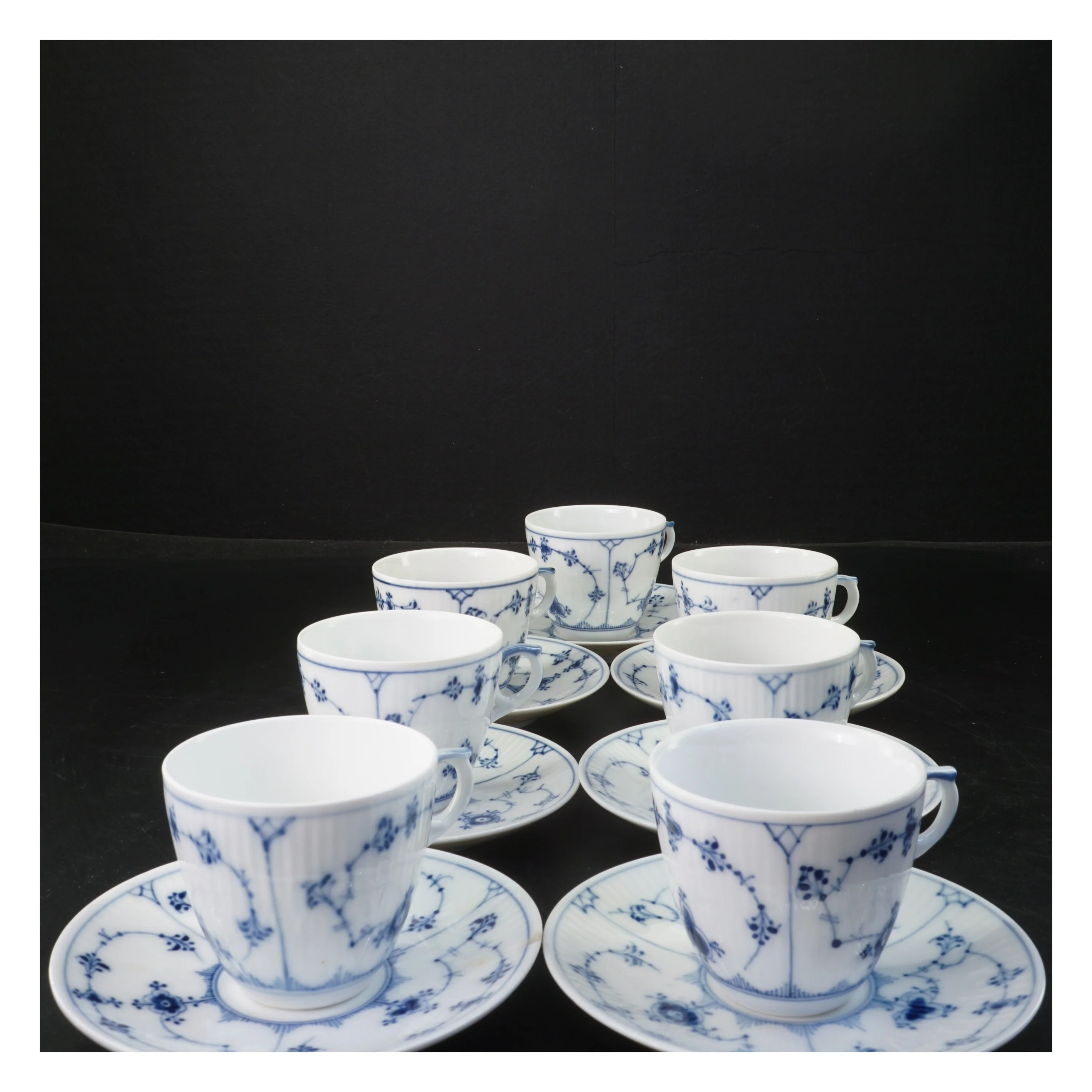 Sæt med fine porcelænskopper og underkopper, musselmalede, fra Royal Copenhagen (str. Ø 12,5xØ 6,5 cm)