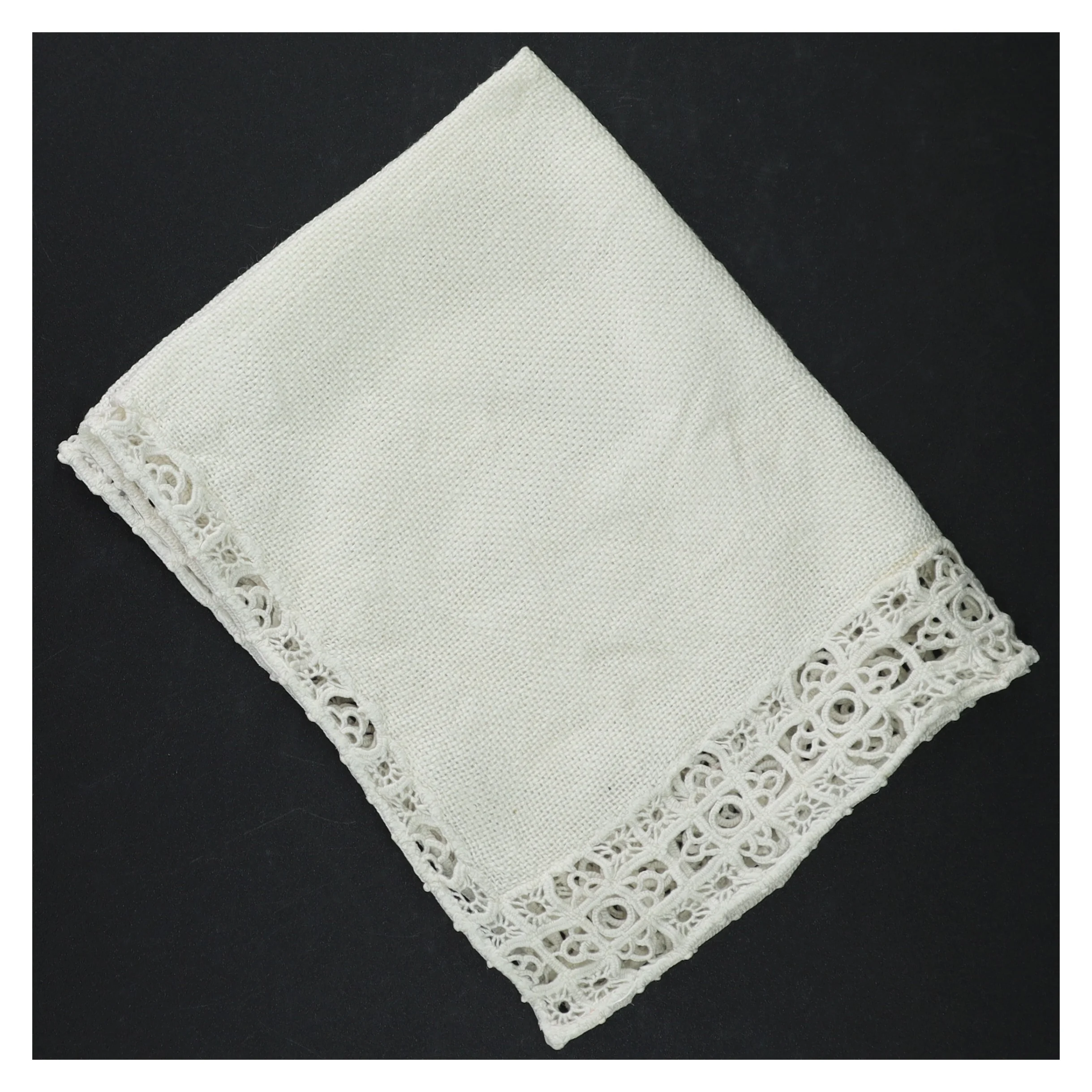 Hvid pyntedug med blonder (str. 30 x 40 cm)