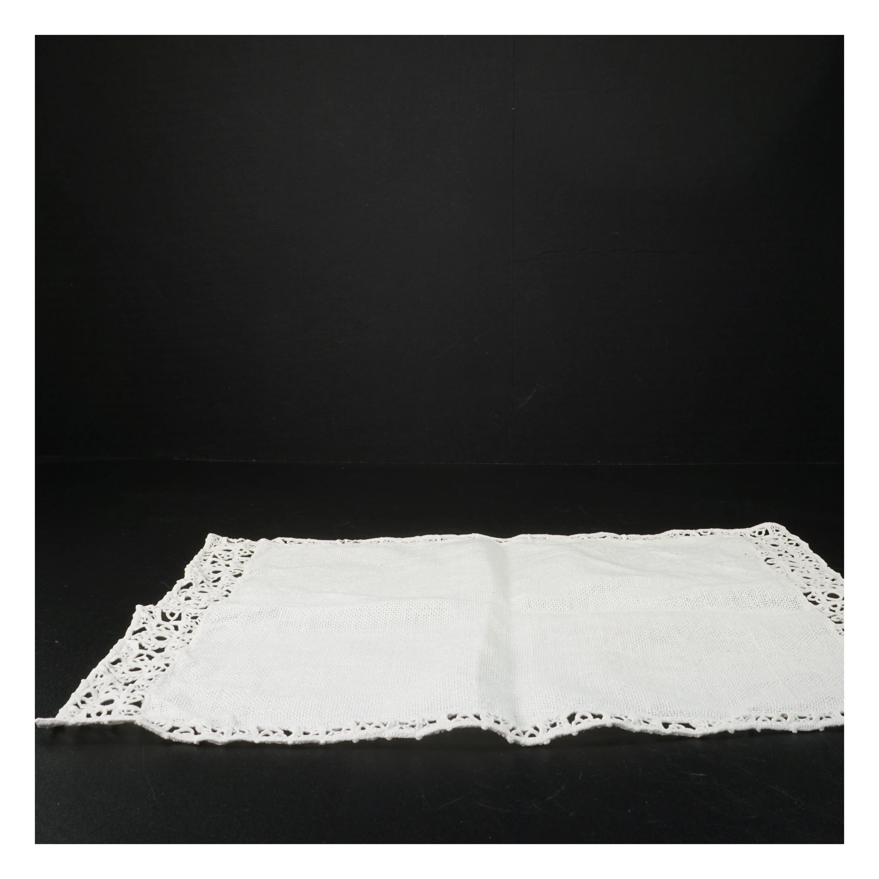 Hvid pyntedug med blonder (str. 30 x 40 cm)