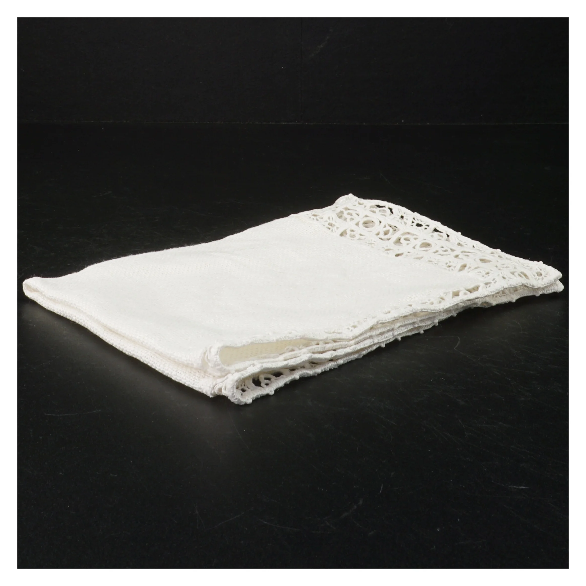 Hvid pyntedug med blonder (str. 30 x 40 cm)