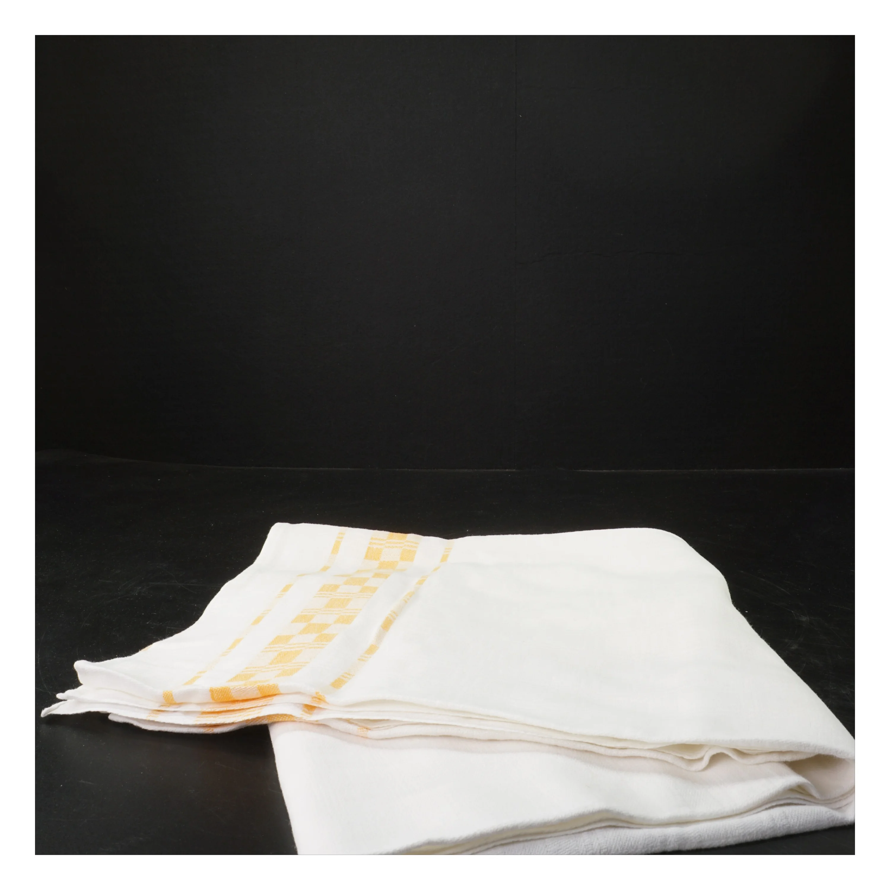 Hvid og gul dug (str. 106x106 cm)