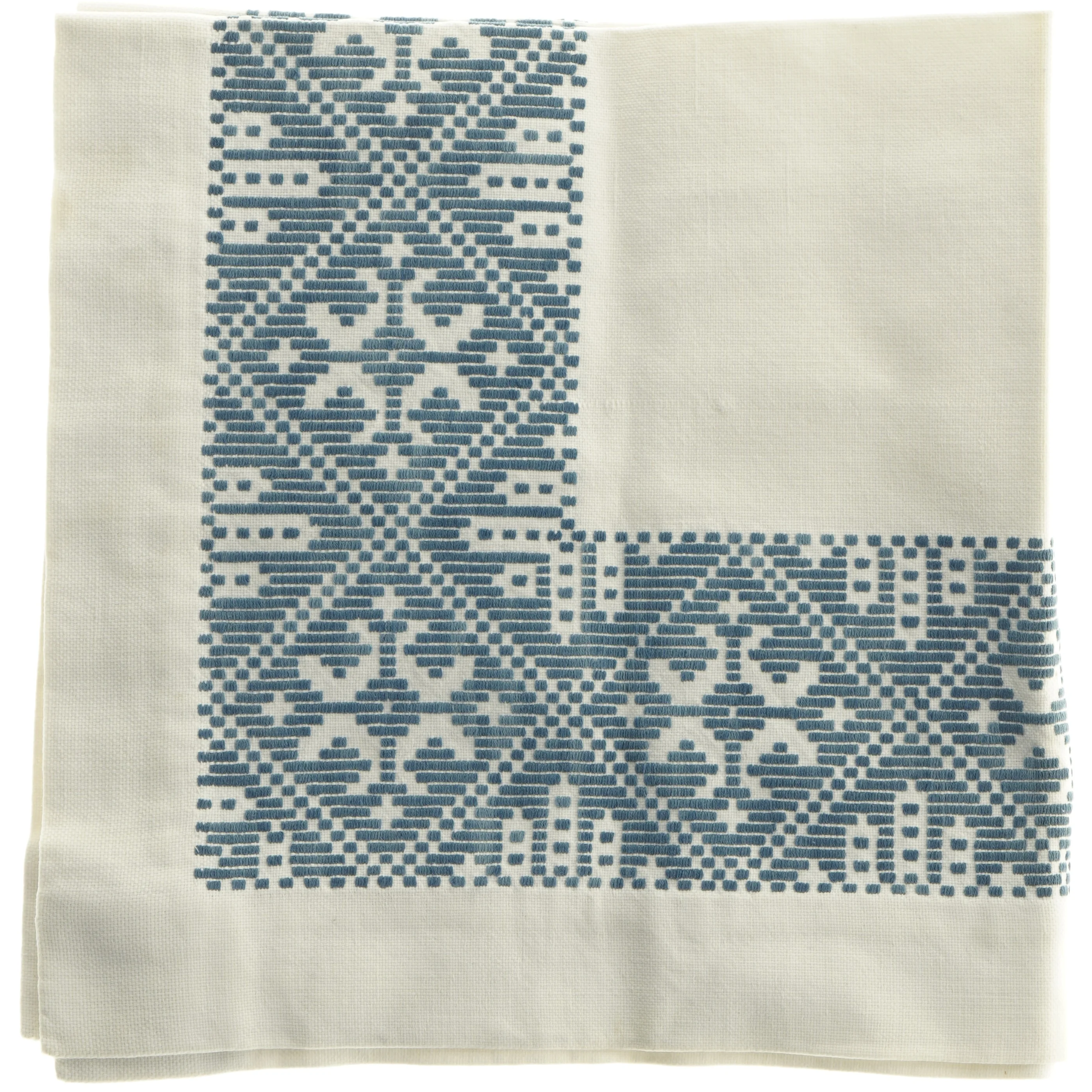 Borddug med bl&aring;t broderet m&oslash;nster (str. 63x62 cm)