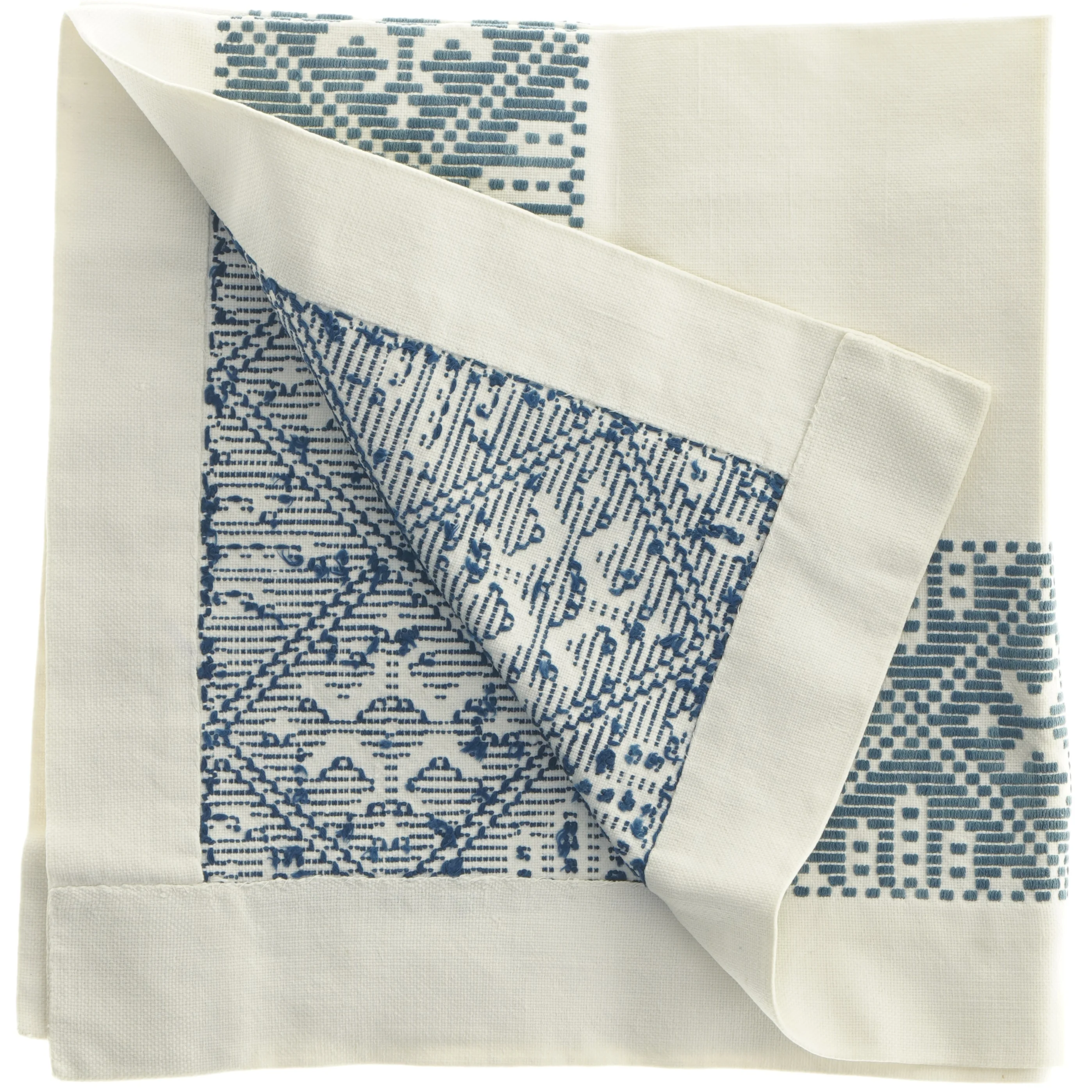 Borddug med blåt broderet mønster (str. 63x62 cm)