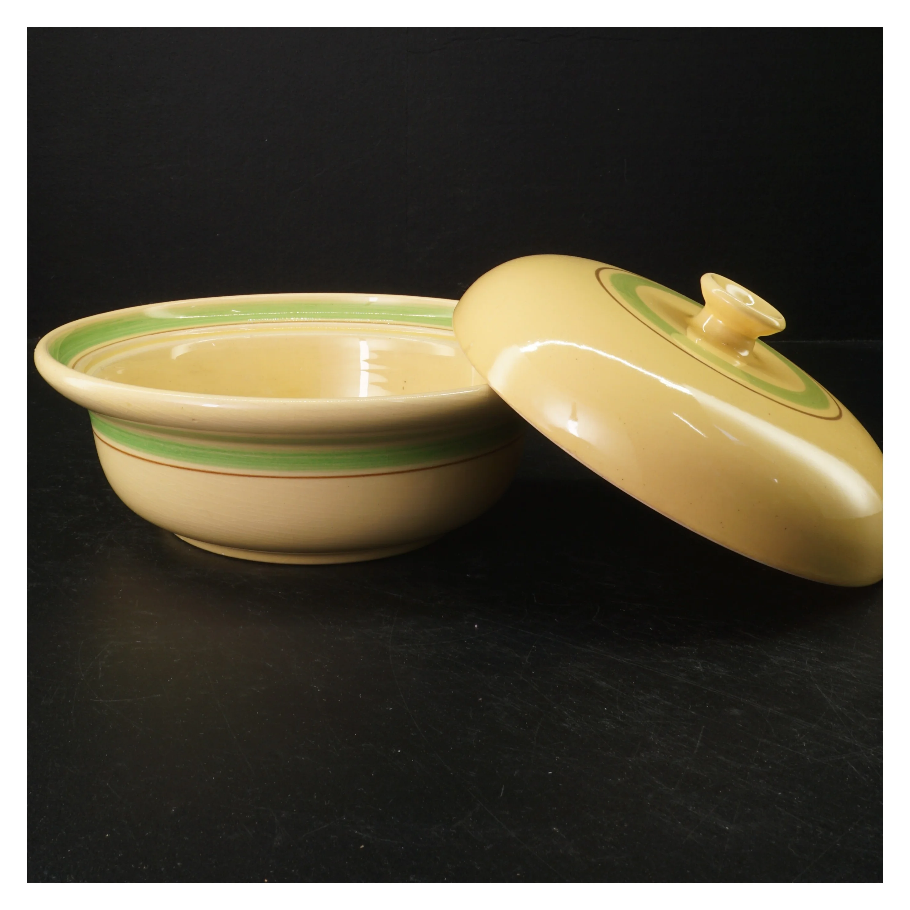 Retro Gul suppeterrin med låg Viva fra svenskeGefle (str. Ø. 22,5 cm)