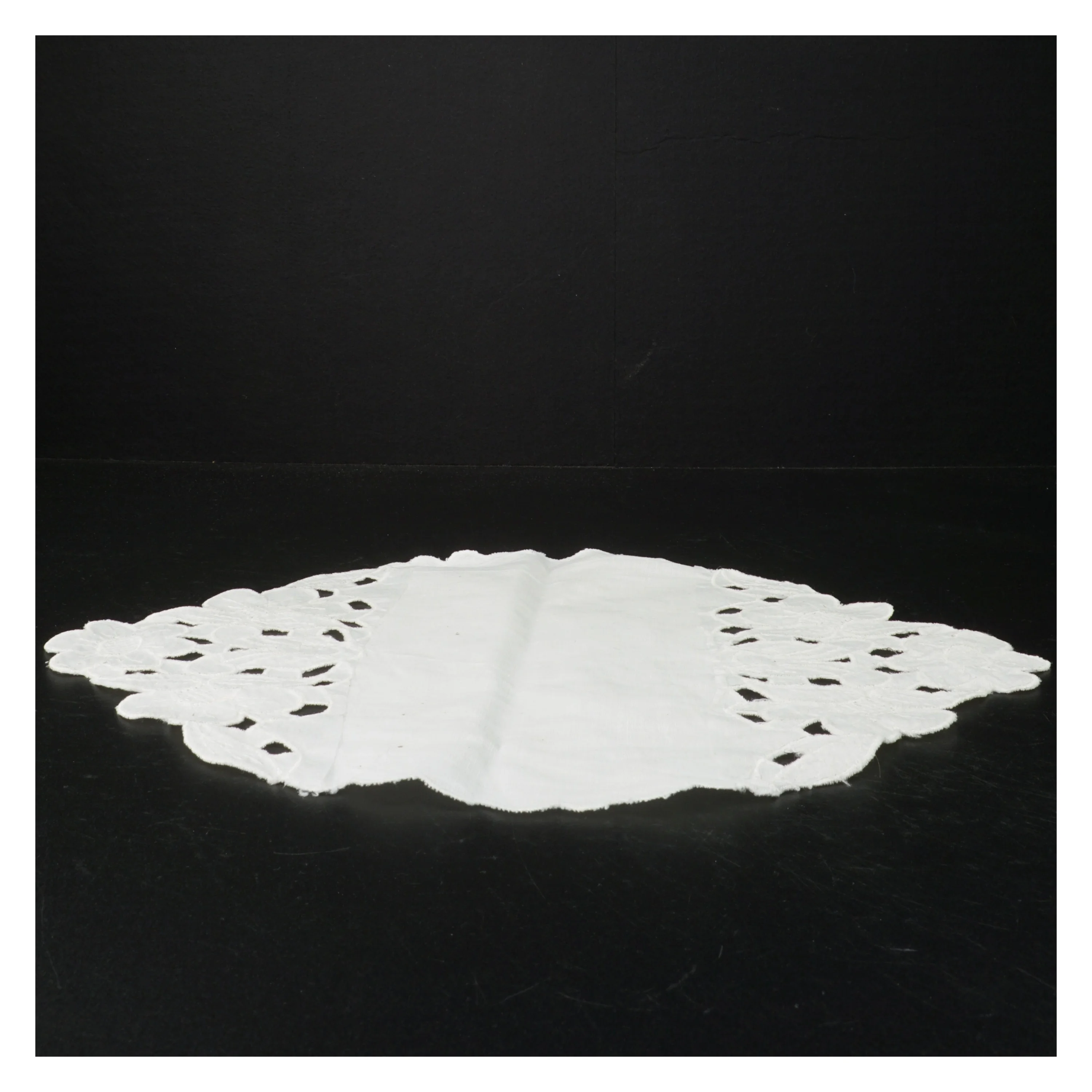 dekorativ hvid dug (str. 38 x 29 cm)